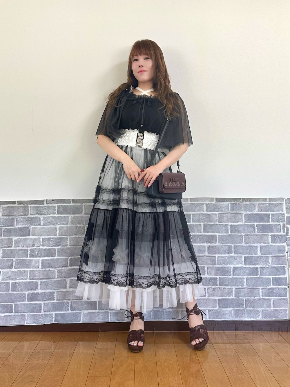 「ゴシック、モノトーン、レイヤード、レイヤードスタイル、ワンピース、axes femme、モノトーンコーデ」｜「axes femmeのカップ付きストラップタンク（タンクトップ、ホワイト系）」を使った、まりさん（レディース・157cm）の春コーディネートの1枚目の写真