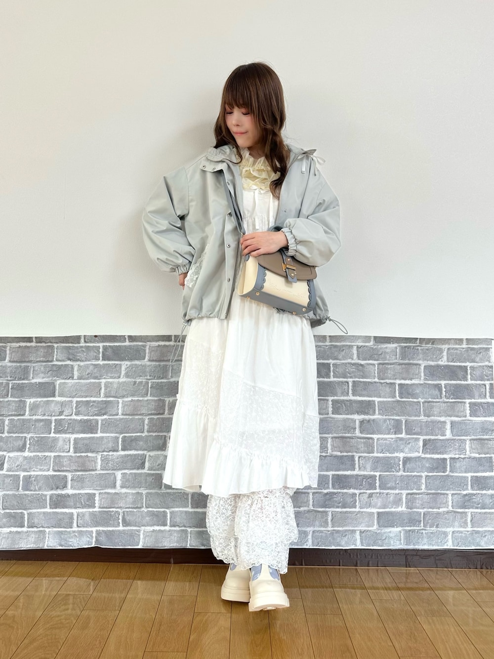 「春コーデ、axes femme、axes femme POETIQUE、春服コーデ、楽チンコーデ、大人ガーリー、春色、レイヤードコーデ」｜「axes femmeの撥水加工マウンテンパーカー（マウンテンパーカー、グリーン系）」を使った、まりさん（骨格ウェーブ・レディース・157cm）の春コーディネートの1枚目の写真