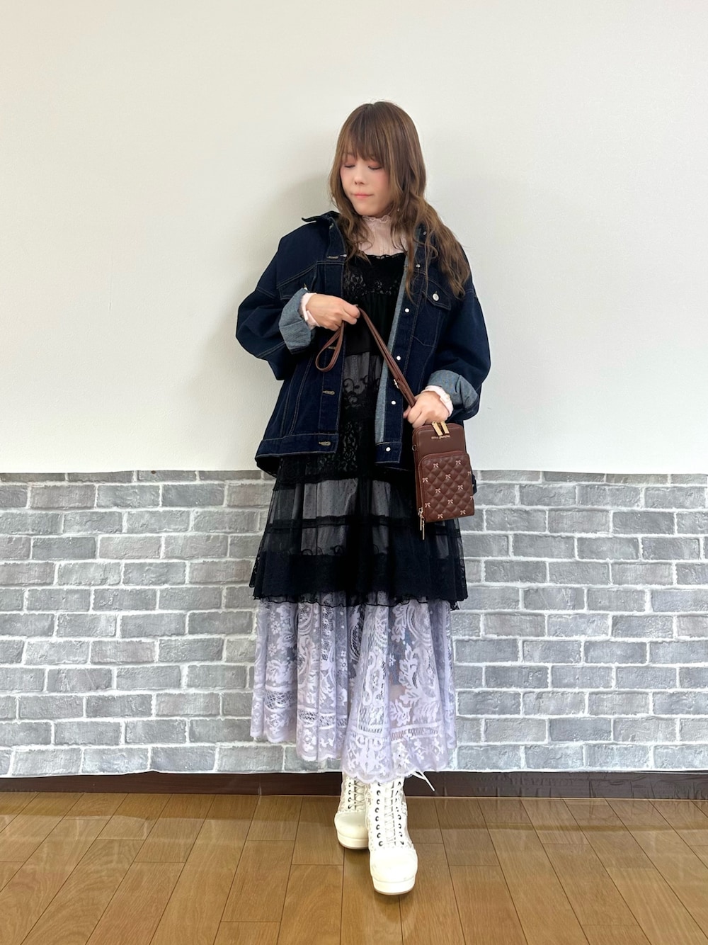 「レース、レースワンピース、レースアップブーツ、チュニック、キャミワンピ、レイヤード、レイヤードスタイル、デニムジャケット、レーススカート、きれいめカジュアル、axes femme、春コーデ」｜「axes femmeのビッグシルエットデニムジャケット（デニムジャケット、ブルー系）」を使った、まりさん（骨格ウェーブ・レディース・157cm）の春コーディネートの1枚目の写真