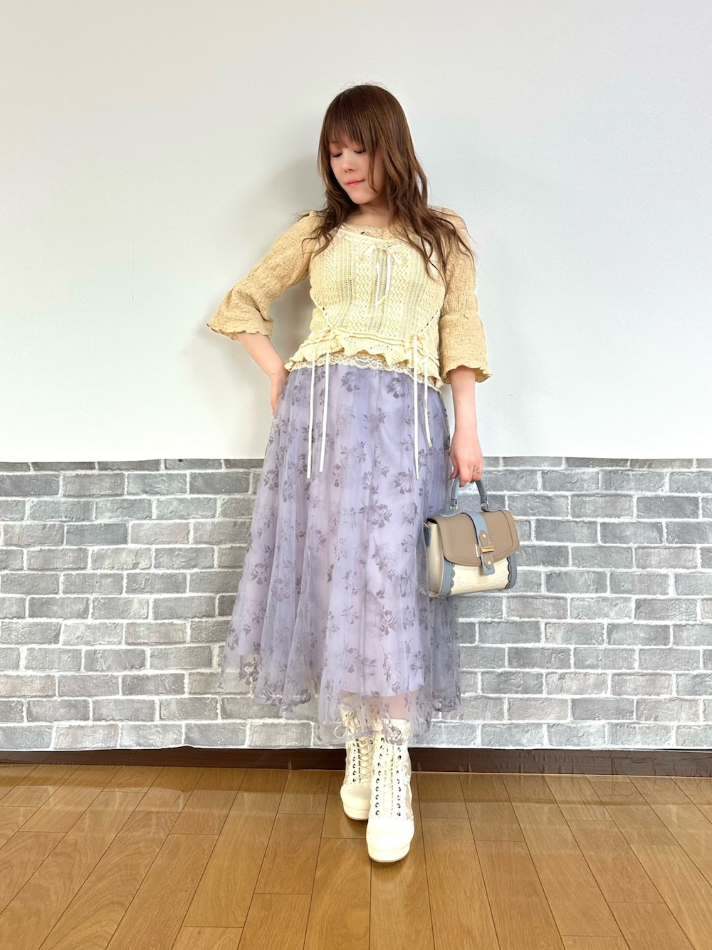 「春色、春めき満開コーデ、レイヤードスタイル、春コーデ、大人カジュアル、お出かけコーデ、axes femme、キレイめカジュアル、ビスチェ」｜「axes femmeのレースアップニットビスチェ（ニット/セーター、ベージュ系）」を使った、まりさん（レディース・157cm）の春コーディネートの1枚目の写真