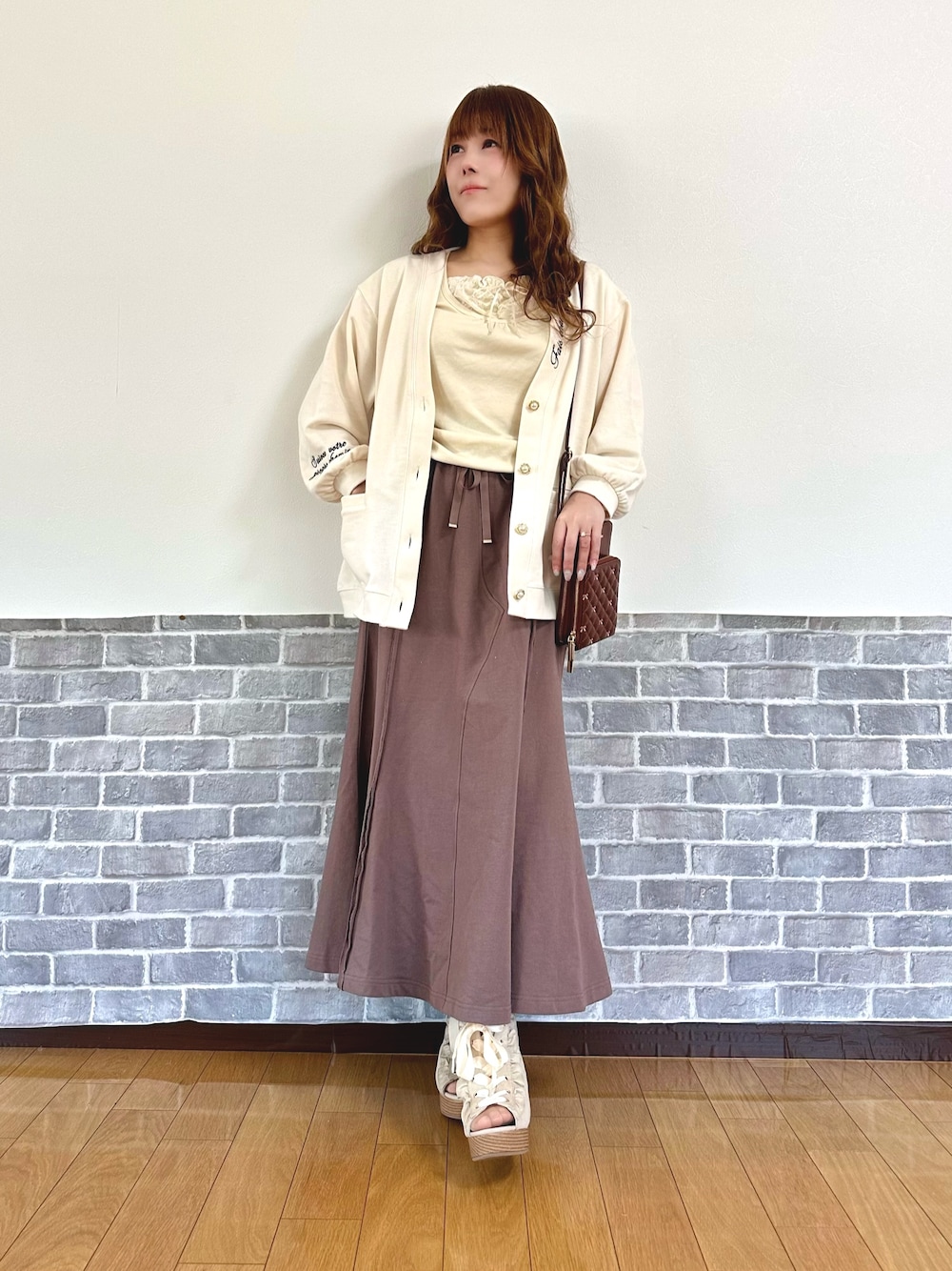 「楽チンコーデ、スウェット、スウェットスカート、カーディガン、ゆるコーデ、ゆったり、きれいめカジュアル、ＧＷ、大人カジュアル、春夏コーデ、シンプルコーデ、axes femme、大人カジュアルコーデ」｜「axes femmeのロゴ刺繍裏毛ロングカーディガン（カーディガン/ボレロ、ホワイト系）」を使った、まりさん（レディース・157cm）の春コーディネートの1枚目の写真