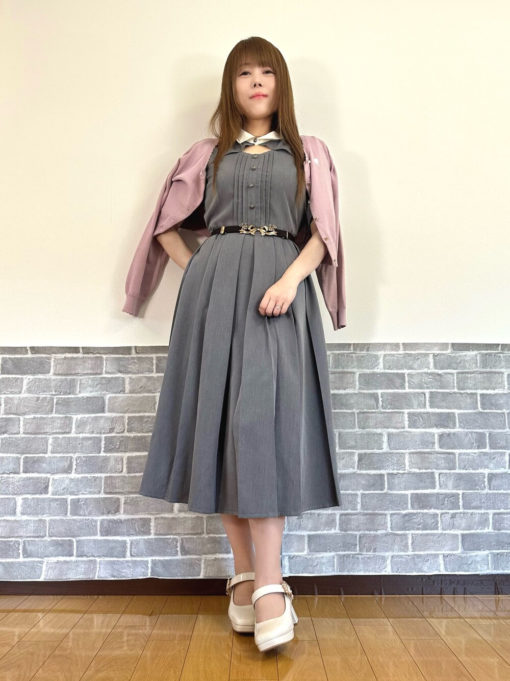 「ワンピース、キレイめ、フェミニン、春コーデ、デートコーデ、お出かけコーデ、axes femme、axes femme POETIQUE、大人可愛い、ワンピーススタイル、ワンピースコーデ、ガーリー」｜「axes femme POETIQUEの調節リトルリボンゴムベルト（ベルト、ゴールド系）」を使った、まりさん（骨格ウェーブ・レディース・157cm）の春コーディネートの1枚目の写真