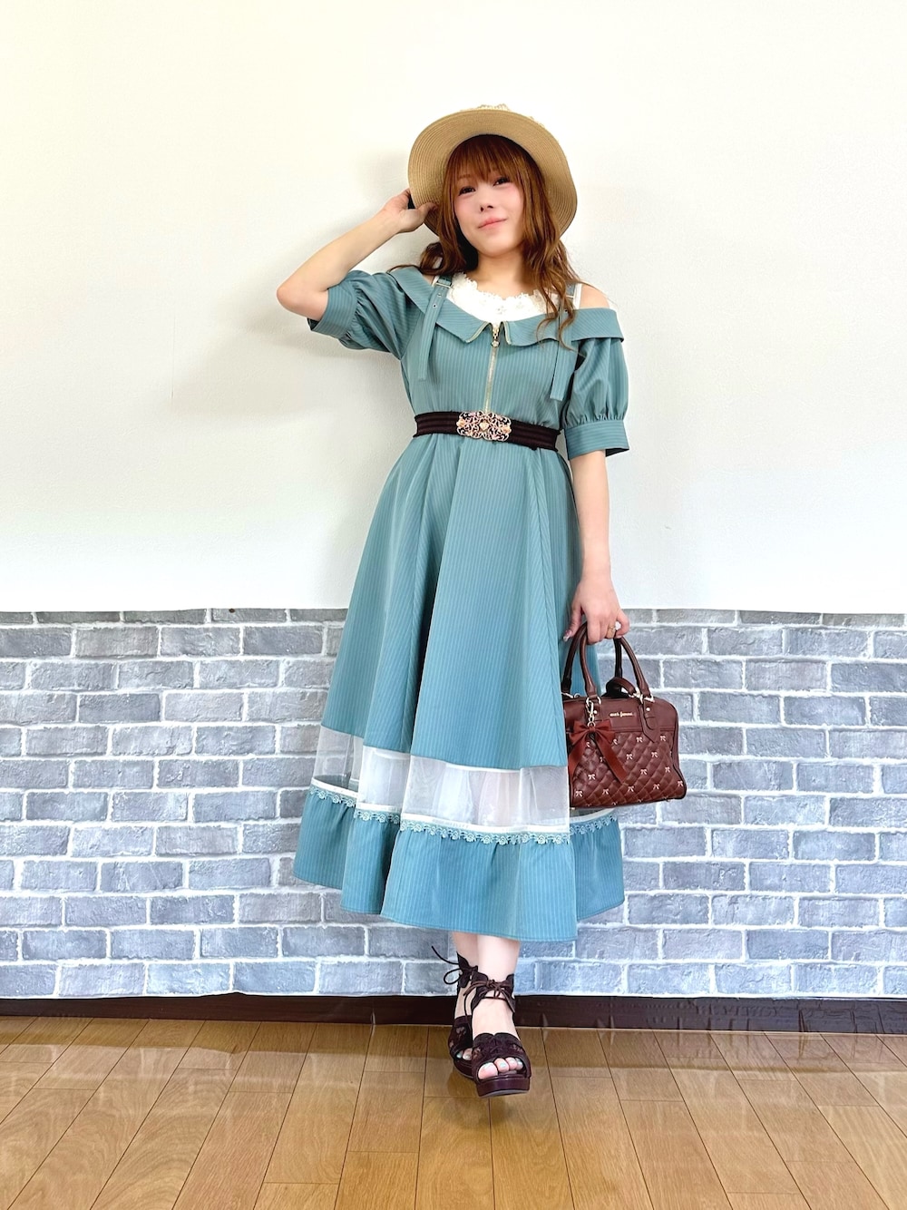 「夏、夏コーデ、ワンピース、フェミニン、ミントグリーン、サンダル、やっぱり帽子が好き、お出かけコーデ、デートコーデ、axes femme、axes femme POETIQUE、オトナ女子、きれいめコーデ、ワンピーススタイル、カラーコーデ」｜「axes femmeのレースリボンフリルカンカン帽（ハット、ホワイト系）」を使った、まりさん（レディース・157cm）の春コーディネートの1枚目の写真