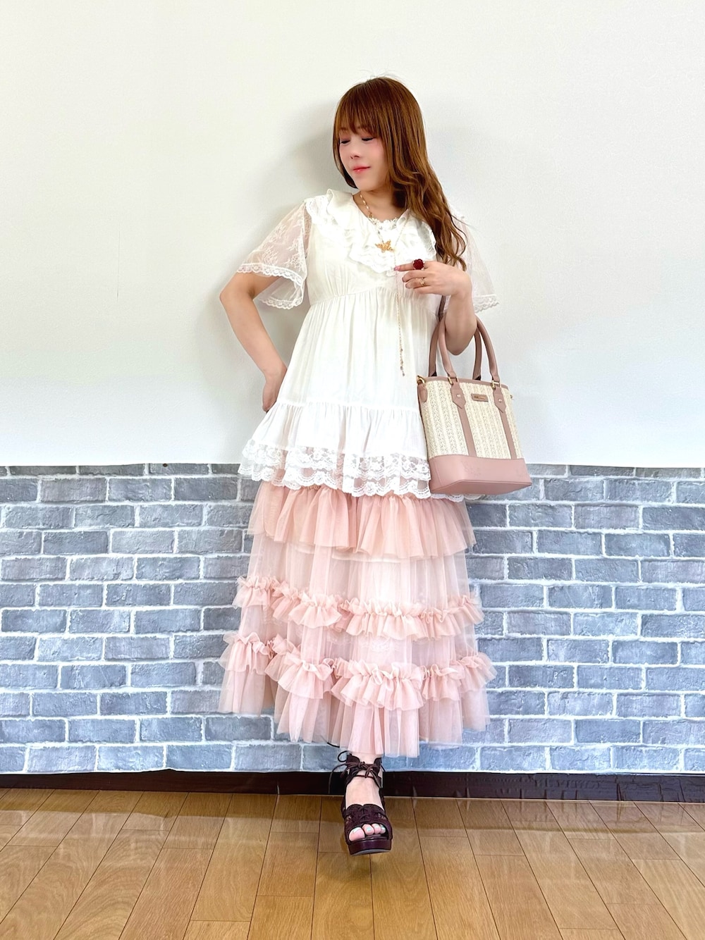 「チュニック、ゆったり、レース、フリル、チュールスカート、フェミニン、かごバッグ、お出かけコーデ、サンダル、淡色コーデ、ロングスカート、axes femme」｜「axes femmeの吸水速乾フラワーレースタンク（タンクトップ、ホワイト系）」を使った、まりさん（レディース・157cm）の春コーディネートの1枚目の写真