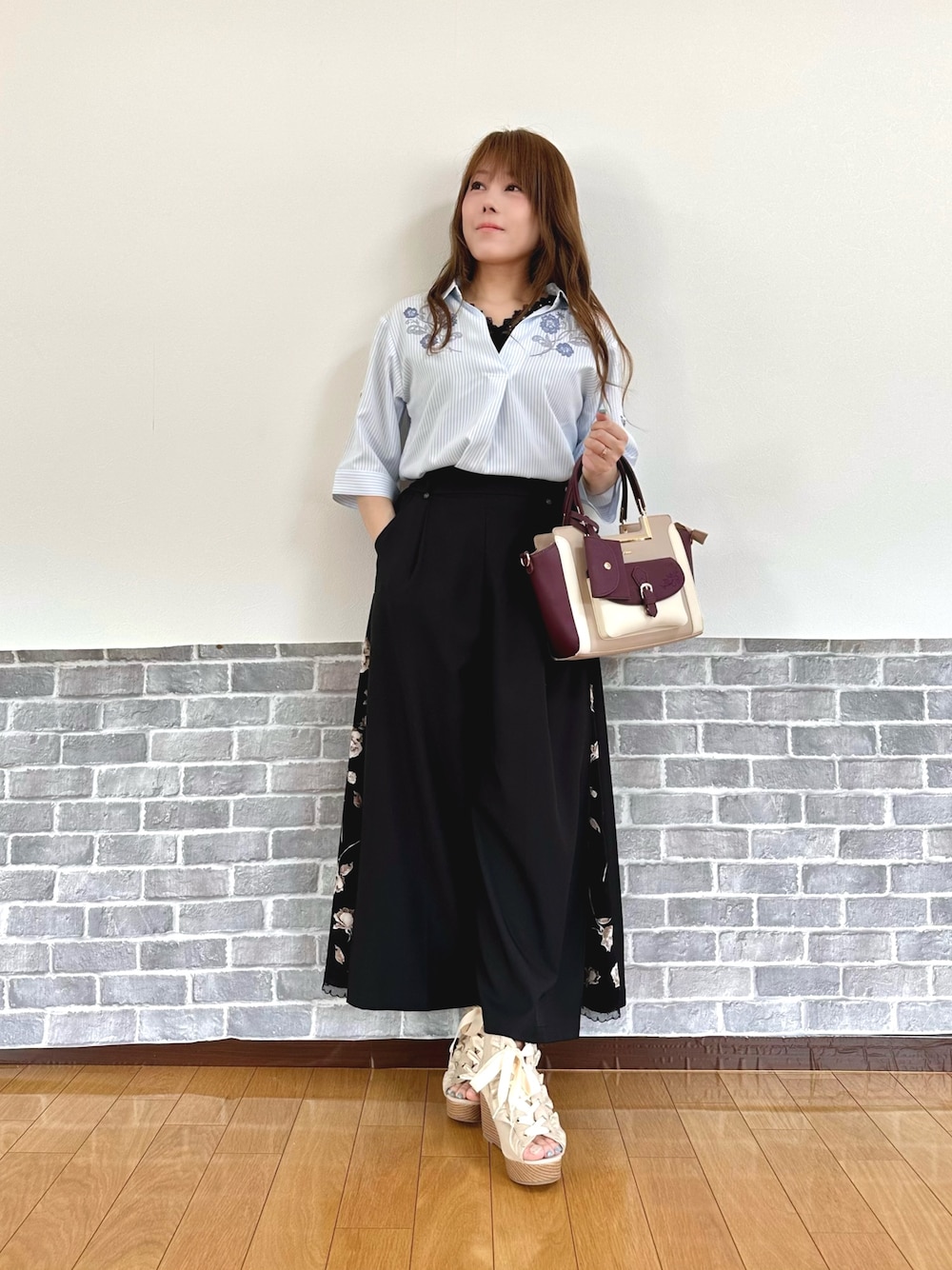 「きれいめカジュアル、パンツスタイル、ワイドパンツ、ママファッション、オフィスカジュアル、axes femme、パンツコーデ、お出かけコーデ、大人カジュアルコーデ、レディースファッション、シャツスタイル」｜「axes femmeの吸水速乾チュールレースタンク（タンクトップ、ブラック系）」を使った、まりさん（レディース・157cm）の夏コーディネートの1枚目の写真