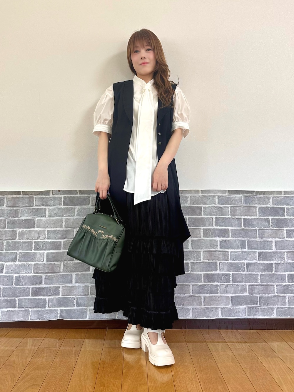 「大人カジュアル、モノトーン、きれいめカジュアル、axes femme、プリーツスカート、レイヤード、ジレ、モード」｜「axes femmeのビッグリボン半袖ブラウス（シャツ/ブラウス、ホワイト系）」を使った、まりさん（レディース・157cm）の春コーディネートの1枚目の写真
