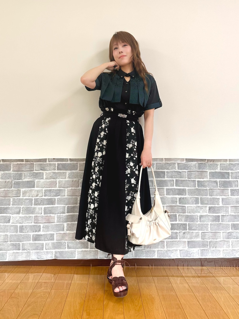 「きれいめカジュアル、キレイめ、グリーン、サンダル、シャツスタイル、お出かけコーデ、モード、axes femme、カラーコーデ、キレイめカジュアル」｜「axes femmeのジャカード×プリーツブラウス（シャツ/ブラウス、グリーン系）」を使った、まりさん（レディース・157cm）の夏コーディネートの1枚目の写真