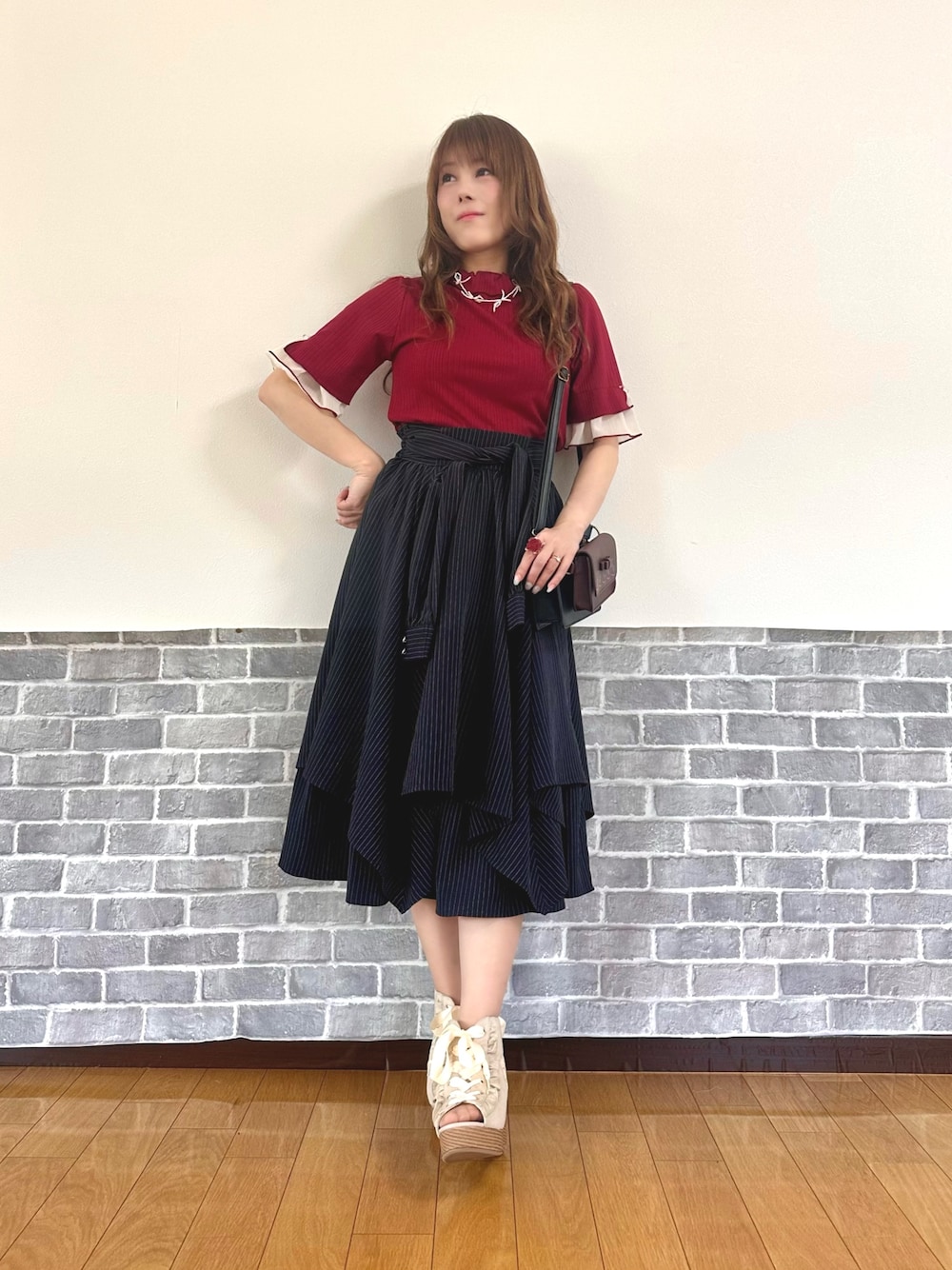 「推し活コーデ、赤、ショルダーバッグ、プチプラ、きれいめカジュアル、axes femme、おでかけコーデ、フェミニン」｜「axes femmeの楊柳シフォン袖メロープルオーバー（Tシャツ/カットソー、レッド系）」を使った、まりさん（レディース・157cm）の春コーディネートの1枚目の写真