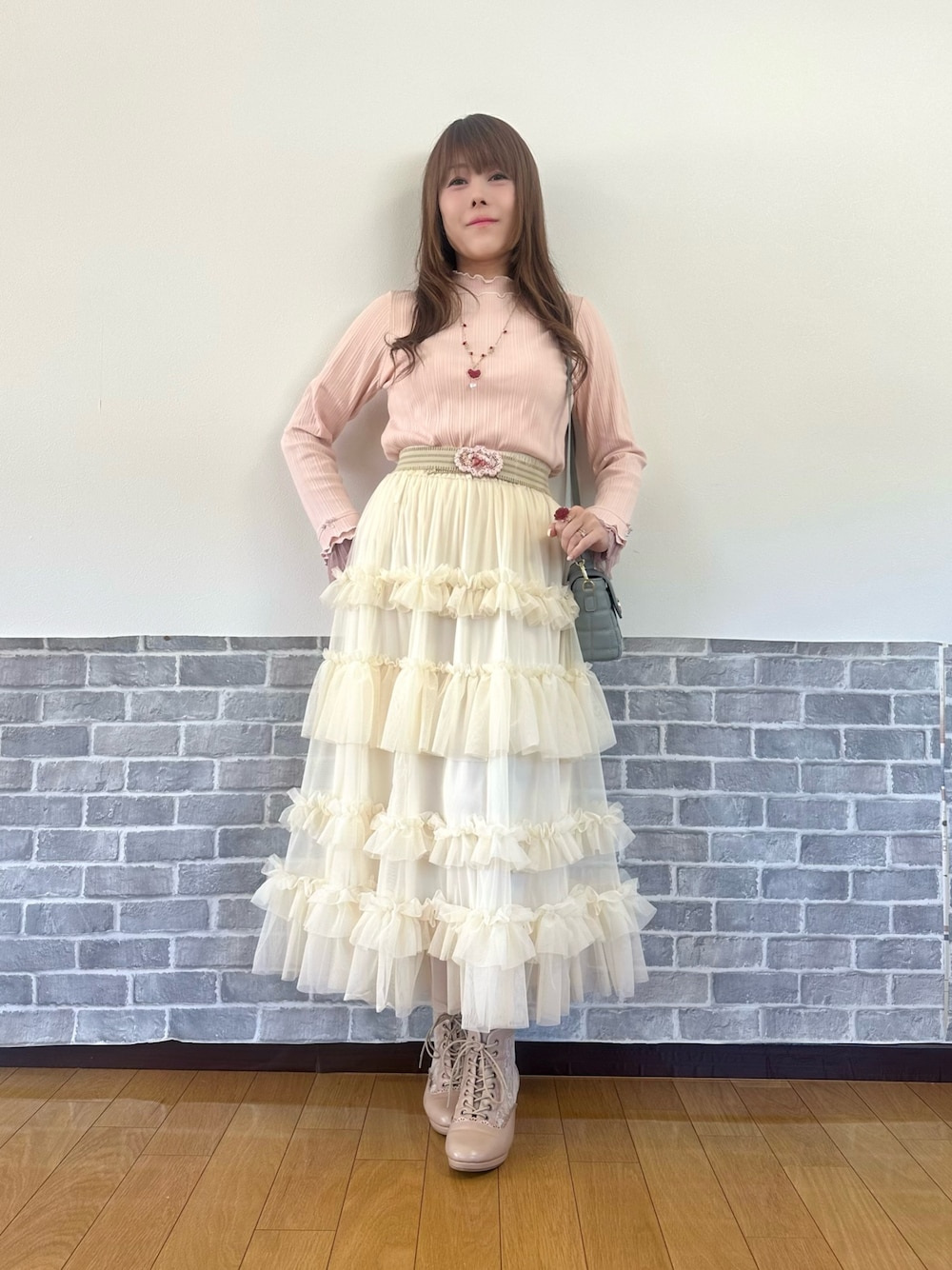 「春色、淡色コーデ、デートコーデ、お出かけコーデ、axes femme、春、大人ガーリー、春カラー、ガーリー」｜「axes femmeのプリーツチュールメロープルオーバー（Tシャツ/カットソー、ピンク系）」を使った、まりさん（レディース・157cm）の春コーディネートの1枚目の写真