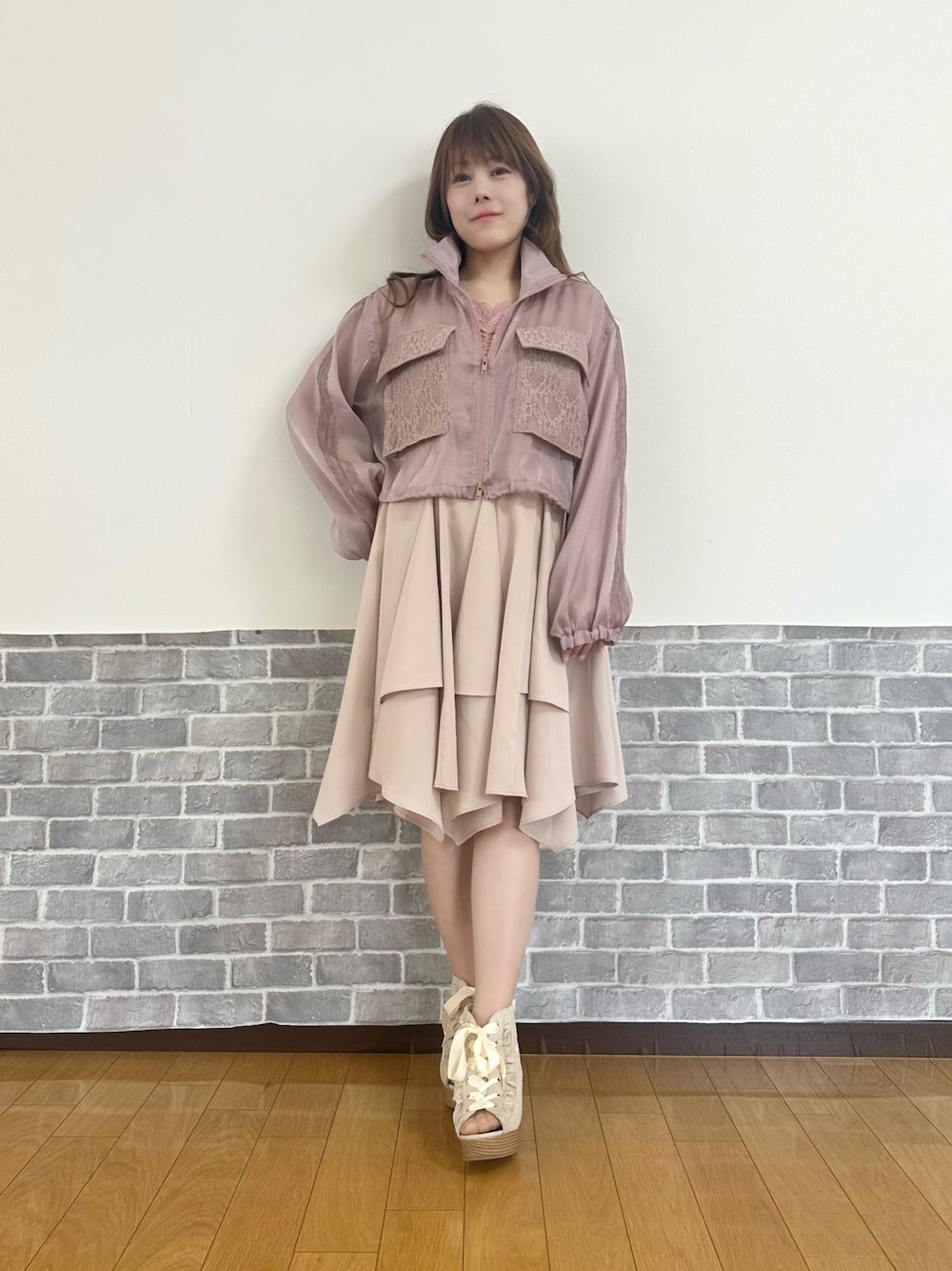 「トラックジャケット、シアートップス、スポーツミックス、スカート、ボリュームスカート、ショルダーバッグ、春夏コーデ、axes femme、スカートコーデ、ピンク」｜「axes femmeのシアートラックジャケット（ブルゾン、ピンク系）」を使った、まりさん（レディース・157cm）の春コーディネートの1枚目の写真