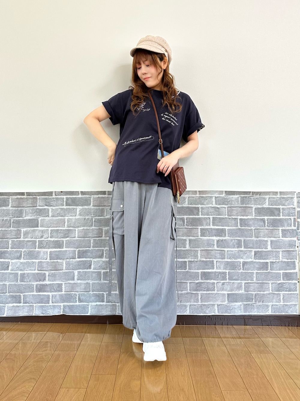 「パンツ、パンツスタイル、パンツコーデ、カーゴパンツ、カジュアル、カジュアルコーデ、ママコーデ、ママファッション、Tシャツ、スニーカー、axes femme、axes femme POETIQUE、楽チンコーデ、ゆるコーデ」｜「axes femmeの総レースキャスケット（キャスケット、ホワイト系）」を使った、まりさん（レディース・157cm）の春コーディネートの1枚目の写真