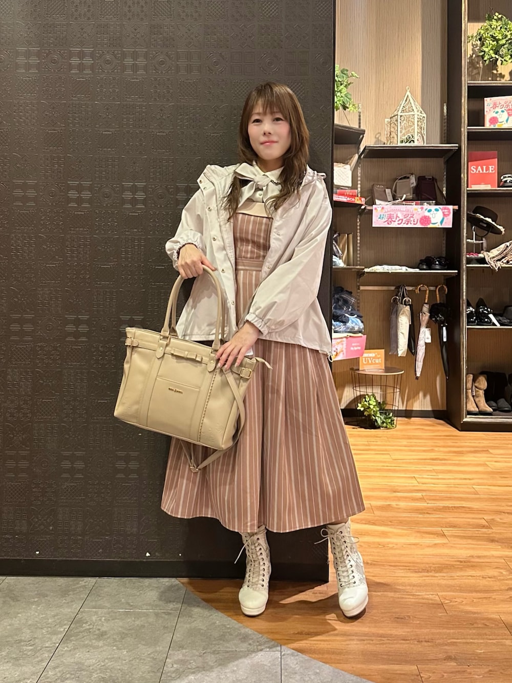 「春コーデ、春めき満開コーデ、axes femme、大人可愛い、お出かけコーデ、リボン、マウンテンパーカー、ワンピース、ブラウス」｜「axes femmeの撥水加工マウンテンパーカー（マウンテンパーカー、ピンク系）」を使った、まりさん（骨格ウェーブ・レディース・157cm）の春コーディネートの1枚目の写真