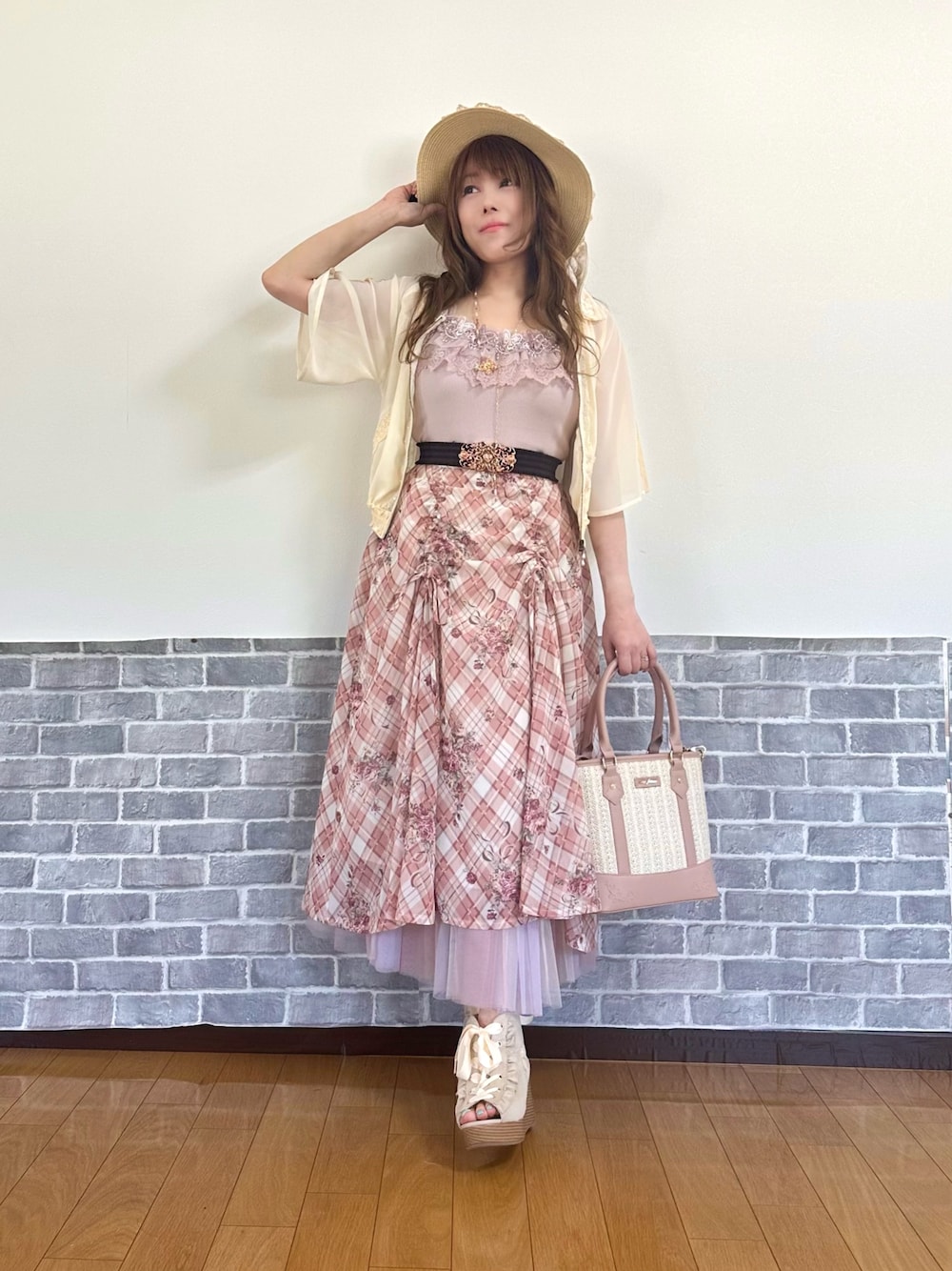 「フェミニンコーデ、フェミニン、ピンク、ピンクコーデ、レイヤードスタイル、キャミソール、シアー、淡色コーデ、お出かけコーデ、サンダル、リボン、axes femme、デートコーデ、axes femme POETIQUE、オトナカワイイ」｜「axes femmeのレースリボンフリルカンカン帽（ハット、ホワイト系）」を使った、まりさん（レディース・157cm）の春コーディネートの1枚目の写真
