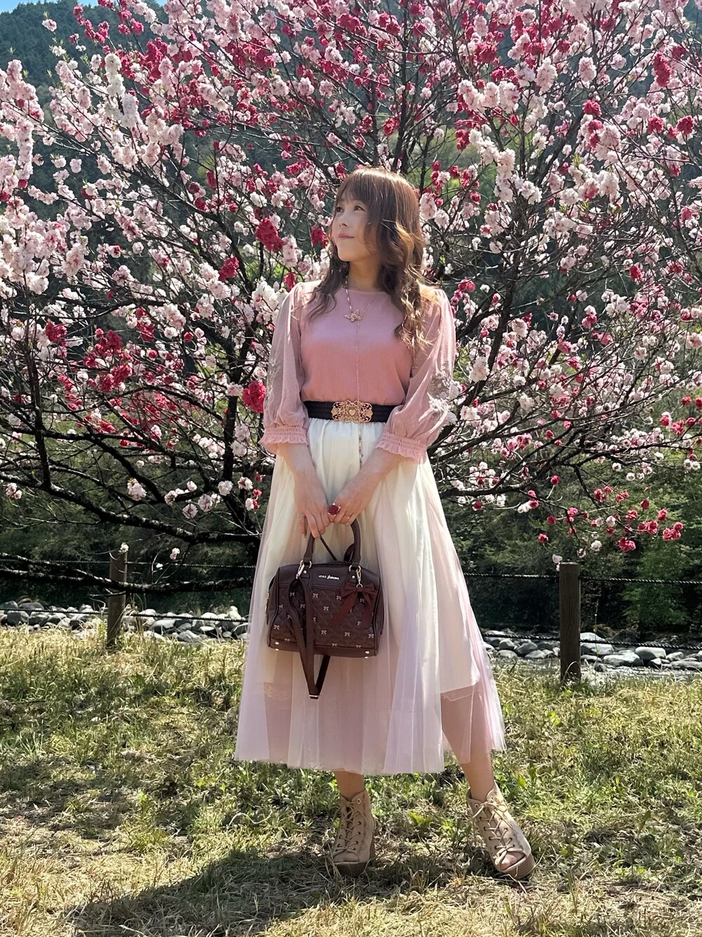 「フェミニン、ピンクコーデ、ピンク、お出かけコーデ、春夏コーデ、axes femme、オトナカワイイ、春、フェミニンコーデ」｜「axes femmeのチュール×フラワー刺繍プルオーバー（Tシャツ/カットソー、ピンク系）」を使った、まりさん（レディース・157cm）の春コーディネートの1枚目の写真