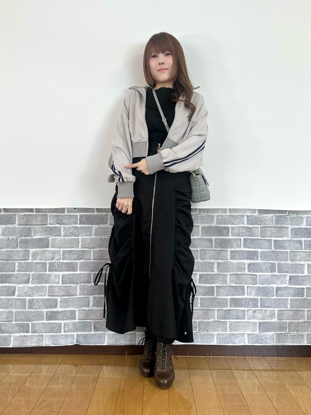 「トラックジャケット、シアートップス、axes femme、大人カジュアルコーデ、オトナ女子、骨格ウェーブ、モノトーンコーデ、カジュアルコーデ」｜「axes femmeのカットスエードトラックジャケット（ジャージ、グレー系）」を使った、まりさん（骨格ウェーブ・レディース・157cm）の春コーディネートの1枚目の写真