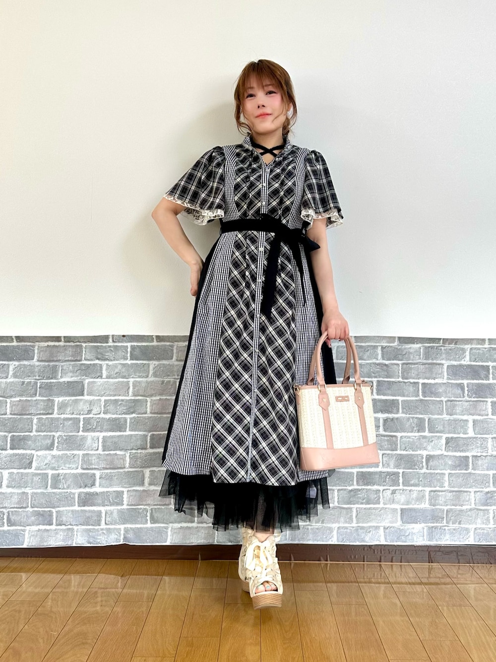 「ワンピース、モノトーン、モノトーンコーデ、夏コーデ、オトナカワイイ、フェミニン、かごバッグ、お出かけコーデ、axes femme、大人可愛い」｜「axes femmeのチェック切替パッチワークワンピース（シャツワンピース、ブラック系）」を使った、まりさん（レディース・157cm）の夏コーディネートの1枚目の写真