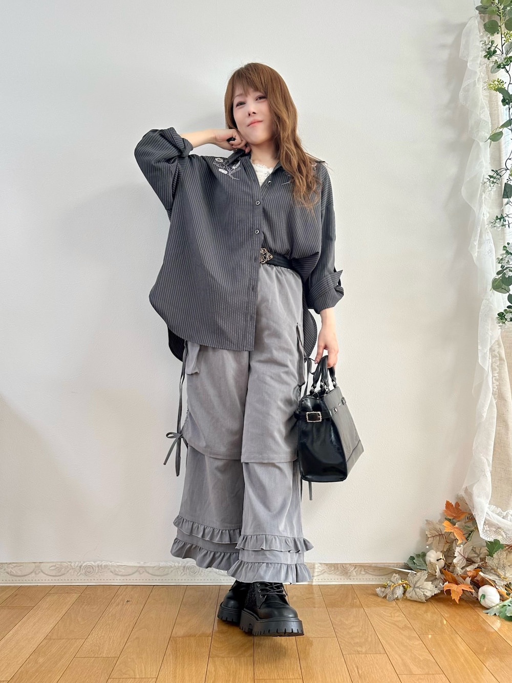 グレー系のシャツ/ブラウス、ホワイト系のタンクトップ、グレー系のその他パンツを着用したレディースの秋コーディネートの1枚目の写真