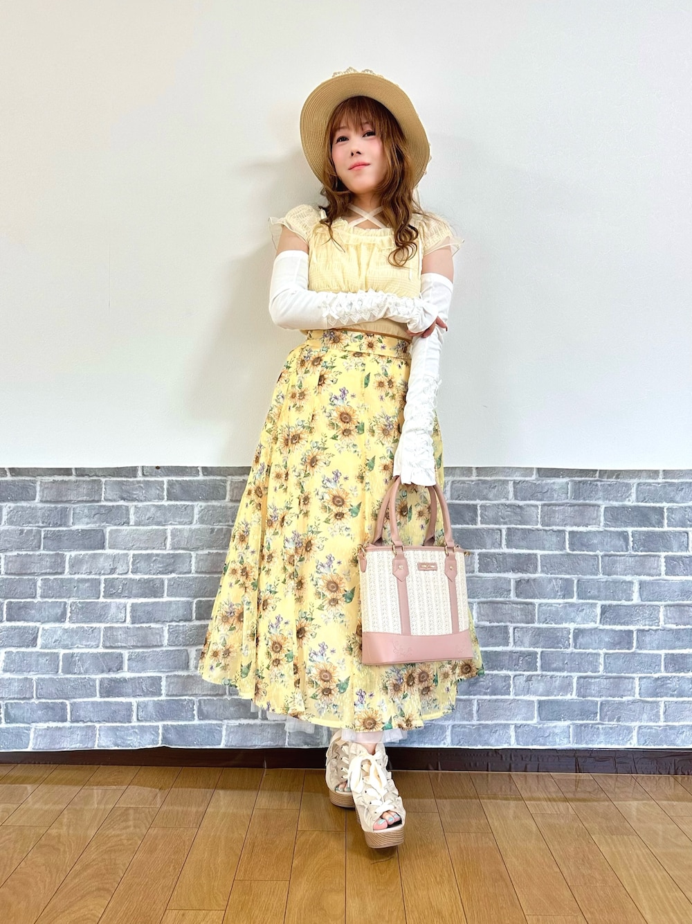 「イエロー、夏コーデ、キレイめ、フェミニン、デートコーデ、淡色コーデ、ロングスカート、厚底サンダル、axes femme、axes femme POETIQUE、大人ガーリー」｜「axes femmeのレースリボンフリルカンカン帽（ハット、ホワイト系）」を使った、まりさん（レディース・157cm）の夏コーディネートの1枚目の写真