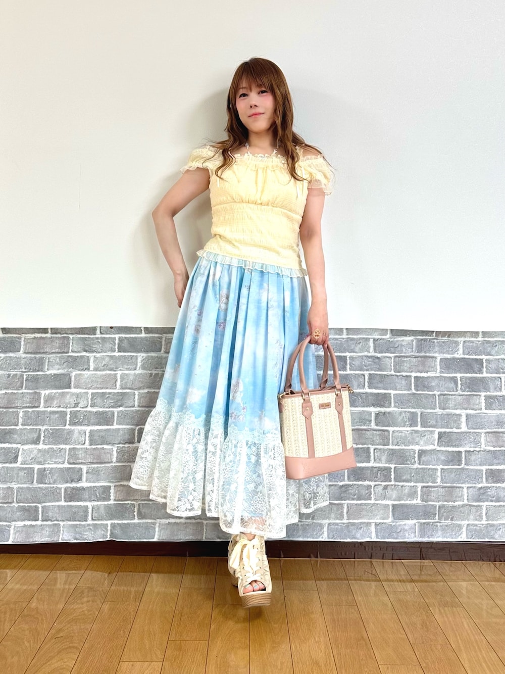 「フェミニン、夏コーデ、デートコーデ、淡色コーデ、ロングスカート、厚底サンダル、axes femme、オトナ女子、フリルトップス」｜「axes femmeのオーロラローズネックレス（ネックレス、シルバー系）」を使った、まりさん（レディース・157cm）の夏コーディネートの1枚目の写真