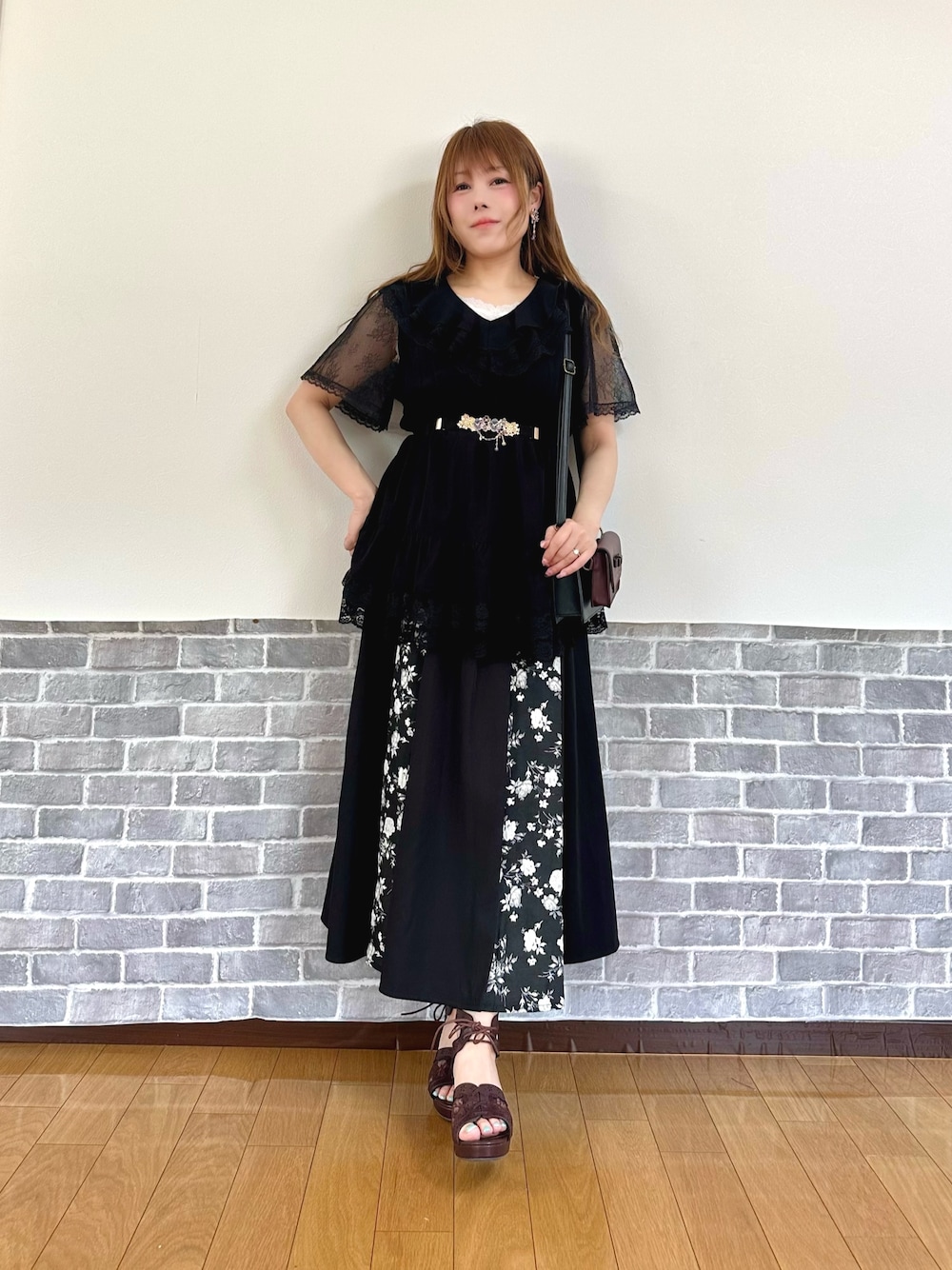 「キレイめ、きれいめカジュアル、モノトーン、オトナ女子、大人コーデ、ロングスカート、axes femme、フェミニンコーデ、黒コーデ、黒」｜「axes femmeの紫陽花モチーフイヤリング（イヤリング、ゴールド系）」を使った、まりさん（レディース・157cm）の夏コーディネートの1枚目の写真