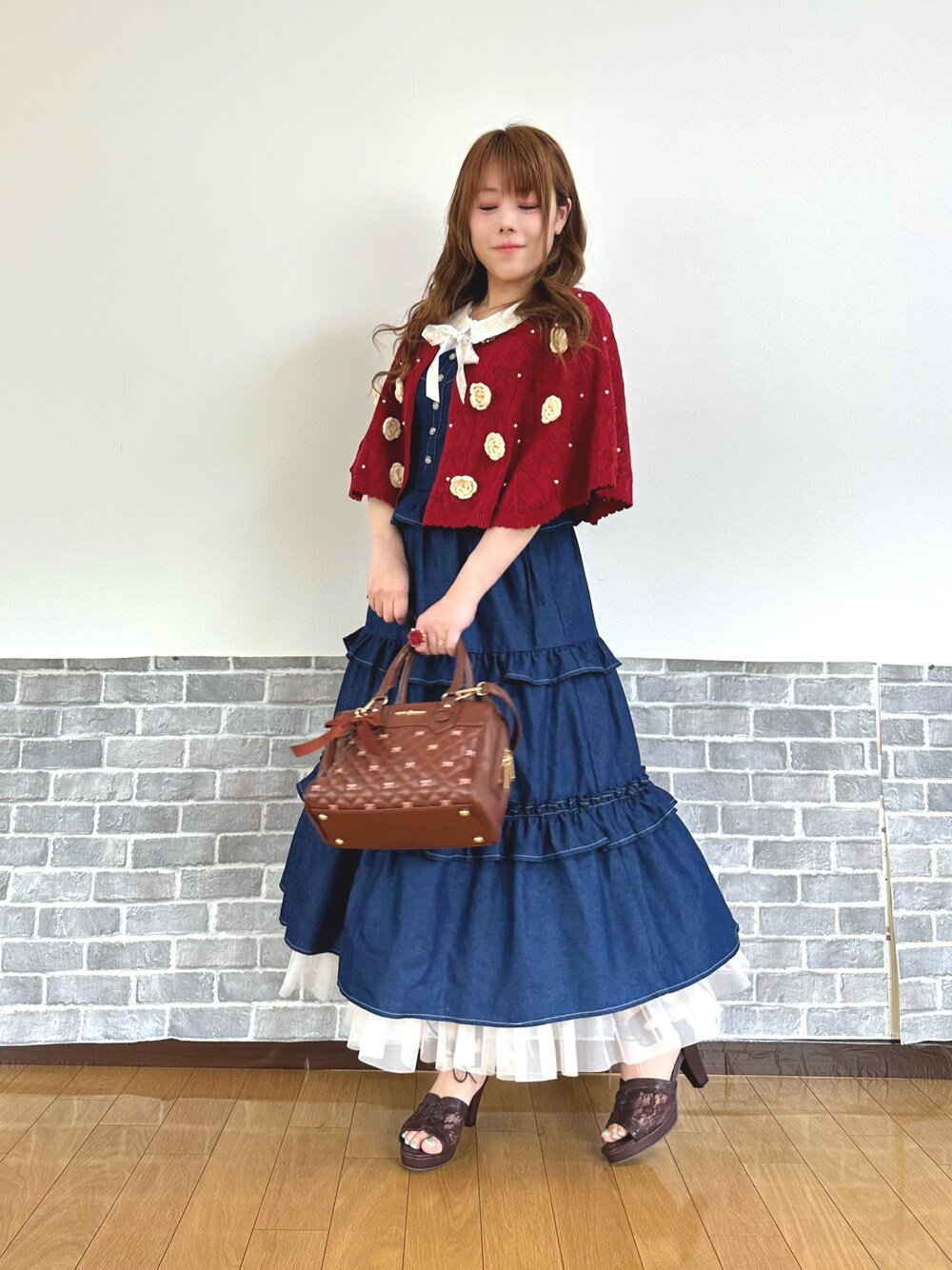 「フェミニン、ガーリー、デニム、お出かけコーデ、リボン、axes femme、大人ガーリー」｜「axes femmeのマイメロディ／ニットケープ（カーディガン/ボレロ、レッド系）」を使った、まりさん（レディース・157cm）の春コーディネートの1枚目の写真