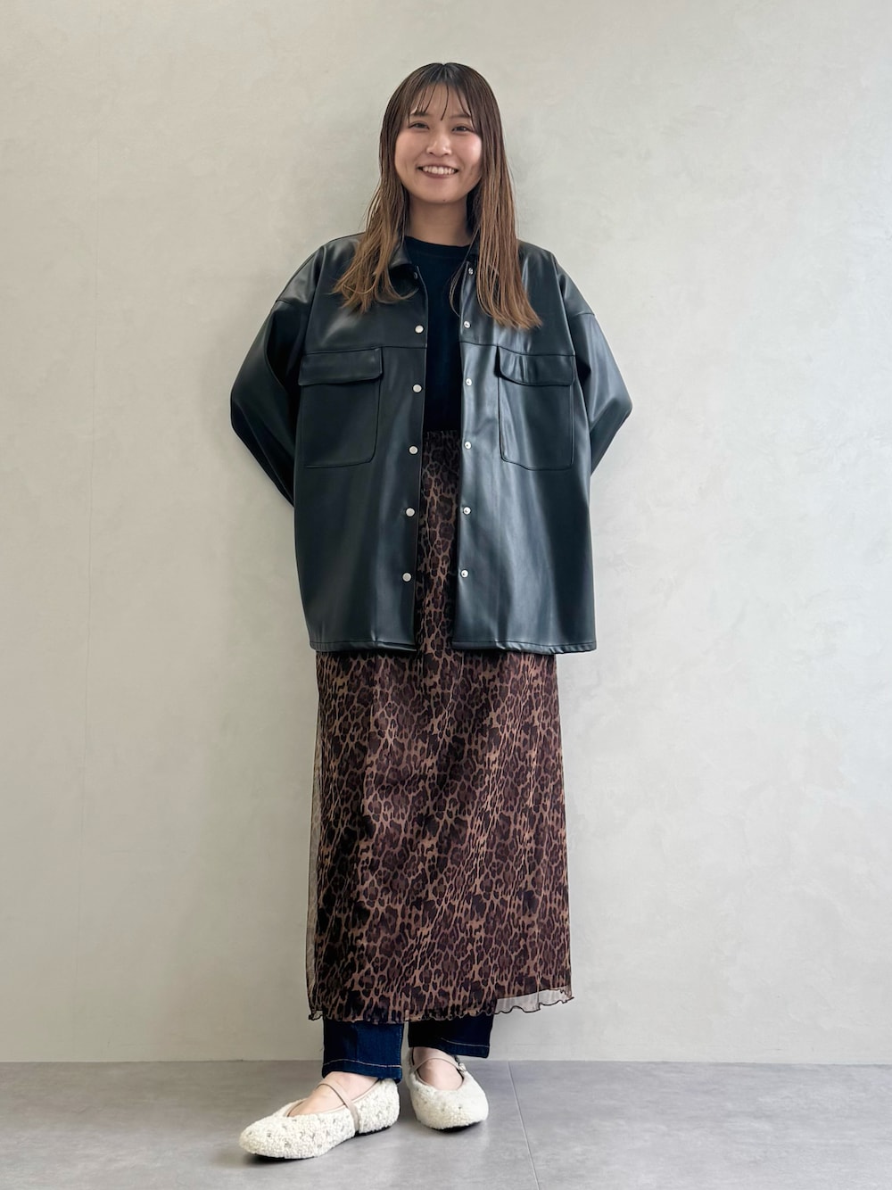 ベージュ系のパンプスを着用したレディースの秋コーディネートの1枚目の写真