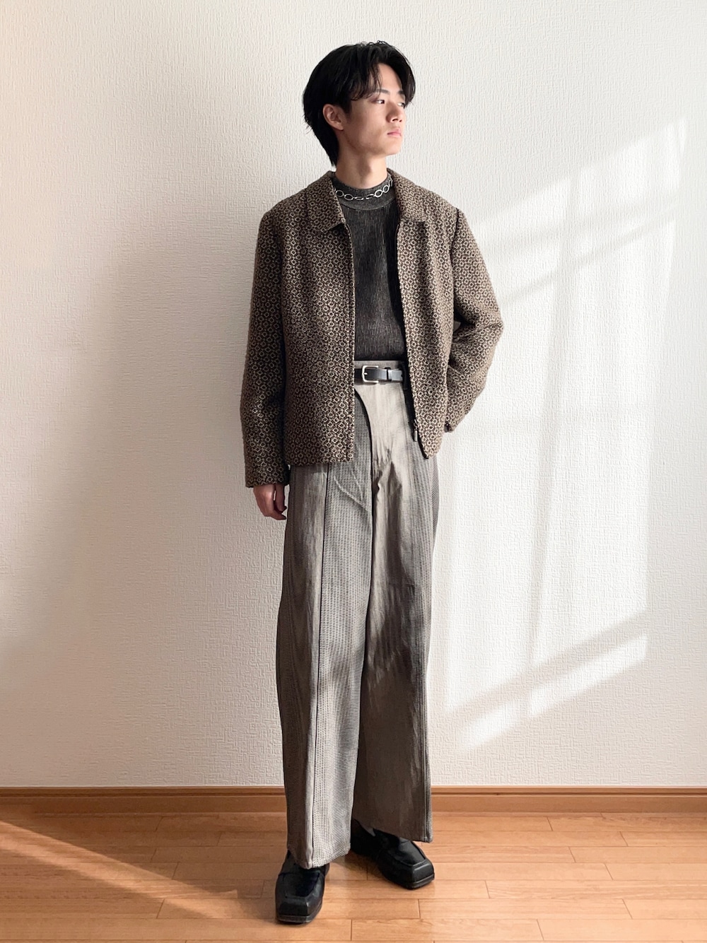 「マイベストコーデ2023、クリスマスに着たい服、一癖コーデ、シンプルコーデ、冬コーデ、ニット、デニム、ワントーンコーデ、ブラウン、ベージュ、淡色コーデ、ローファー、タックイン、ワイドパンツ、古着MIX」｜「古着のアイテム（ジャケット/アウター、ブラウン系）」を使った、　たかさん（メンズ・172cm）の冬コーディネートの1枚目の写真
