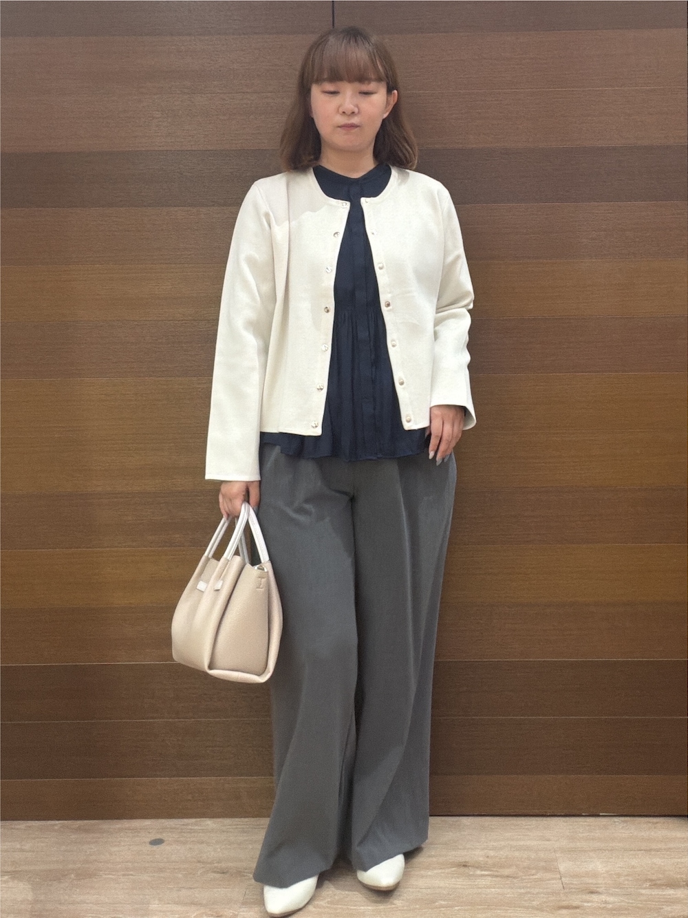 ホワイト系のカーディガン/ボレロ、ブルー系のシャツ/ブラウス、グレー系のその他パンツを着用したレディースの秋コーディネートの1枚目の写真