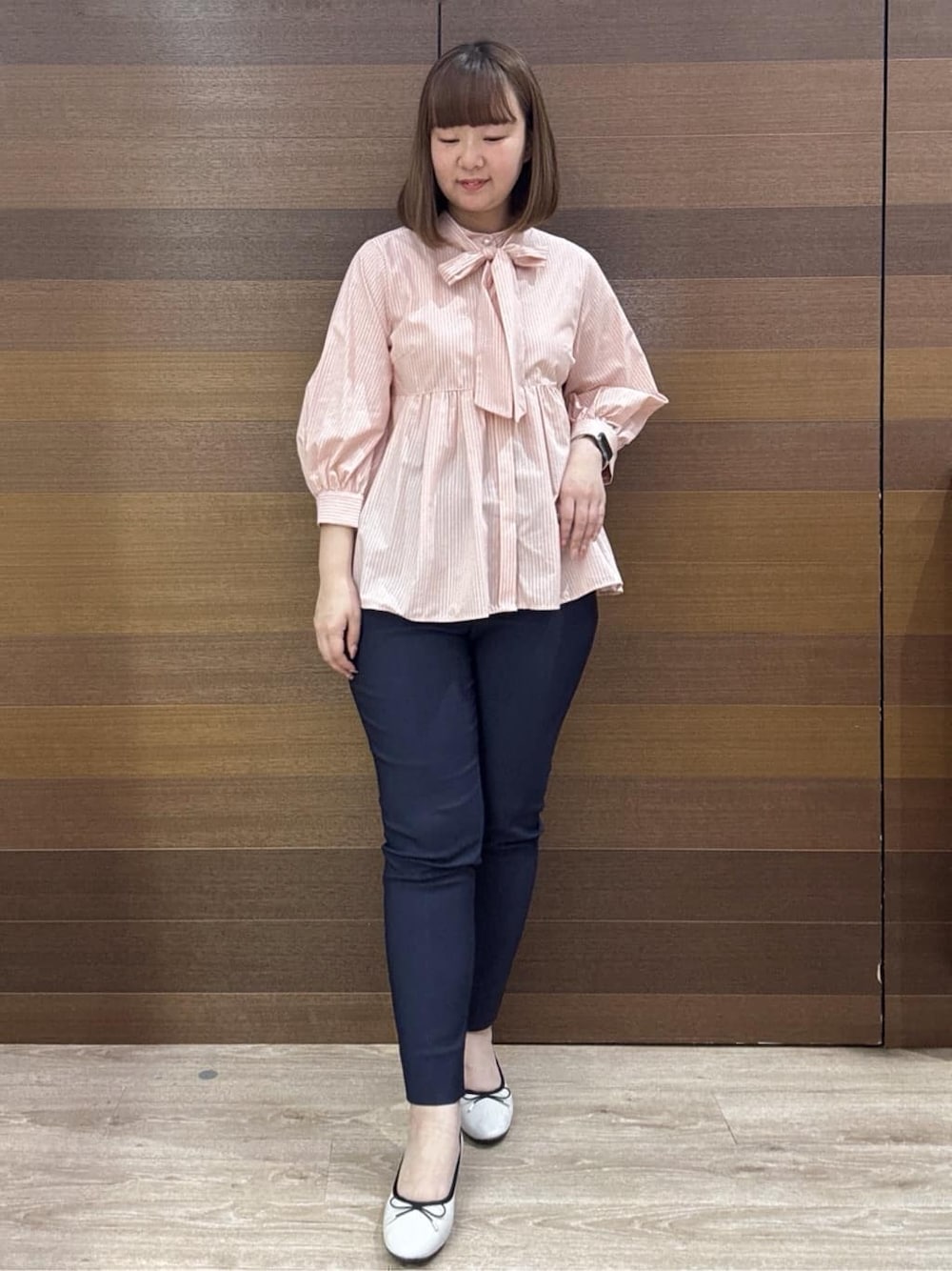 ブルー系のその他パンツ、ホワイト系のパンプス、ベージュ系のワンピースを着用したレディースの春コーディネートの1枚目の写真