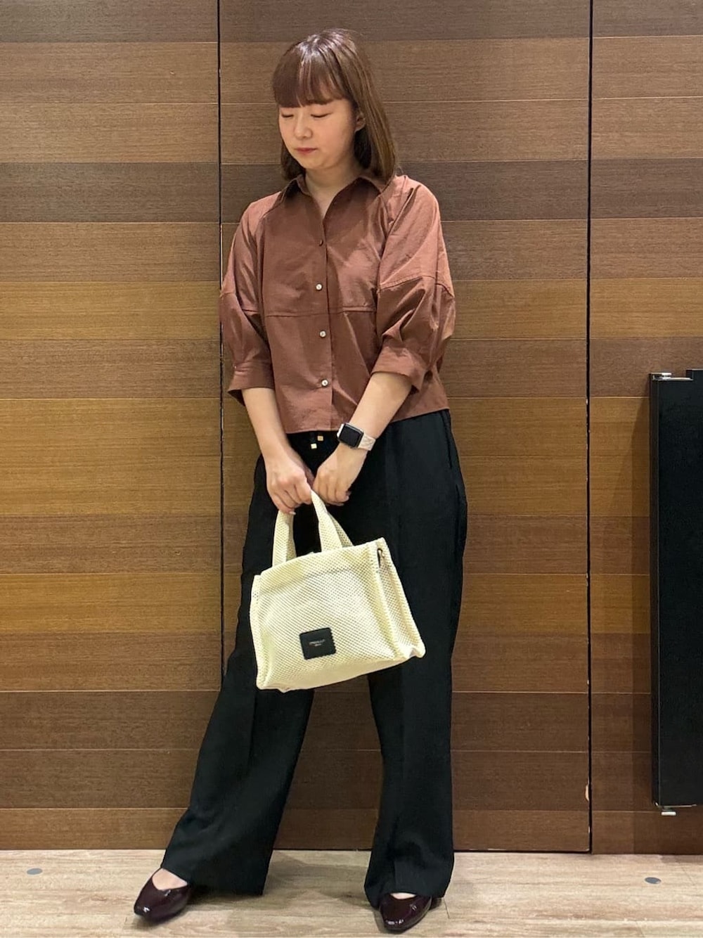 ブラウン系のシャツ/ブラウス、ブラック系のその他パンツ、ホワイト系のトートバッグを着用したレディースの秋コーディネートの1枚目の写真