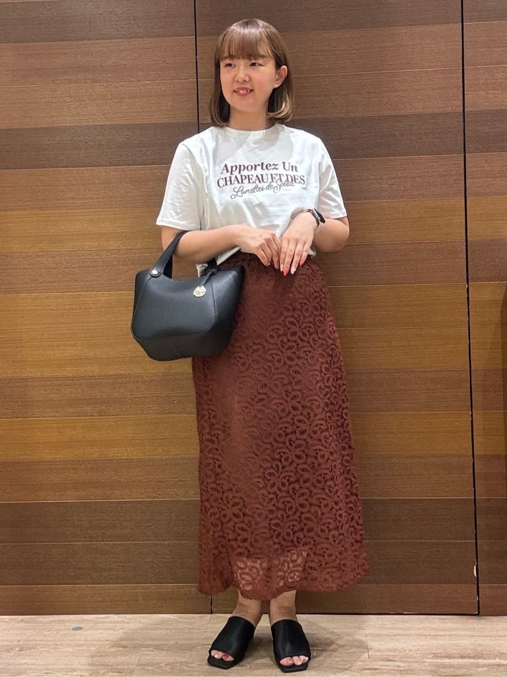 ホワイト系のTシャツ/カットソー、ブラウン系のスカート、ブラック系のトートバッグを着用したレディースの夏コーディネートの1枚目の写真