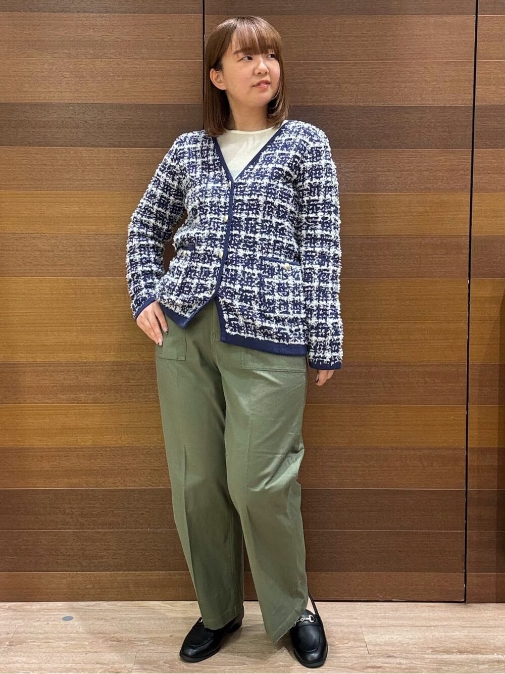 ブルー系のカーディガン/ボレロ、ホワイト系のTシャツ/カットソー、グリーン系のその他パンツを着用したレディースの冬コーディネートの1枚目の写真