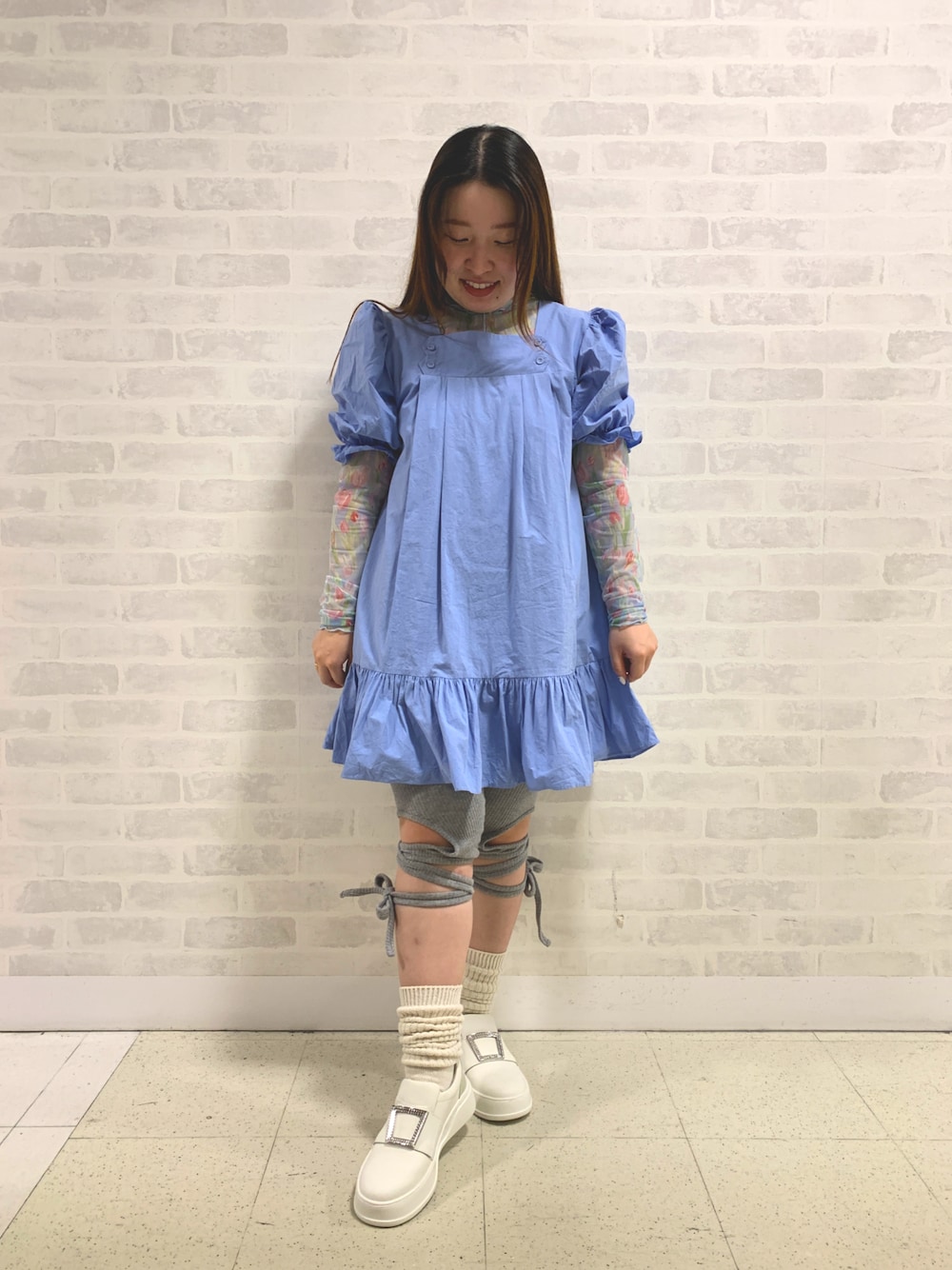 ブルー系のワンピース/ドレス、ブルー系のトップス、ホワイト系のスリッポンを着用したレディースの春コーディネートの1枚目の写真