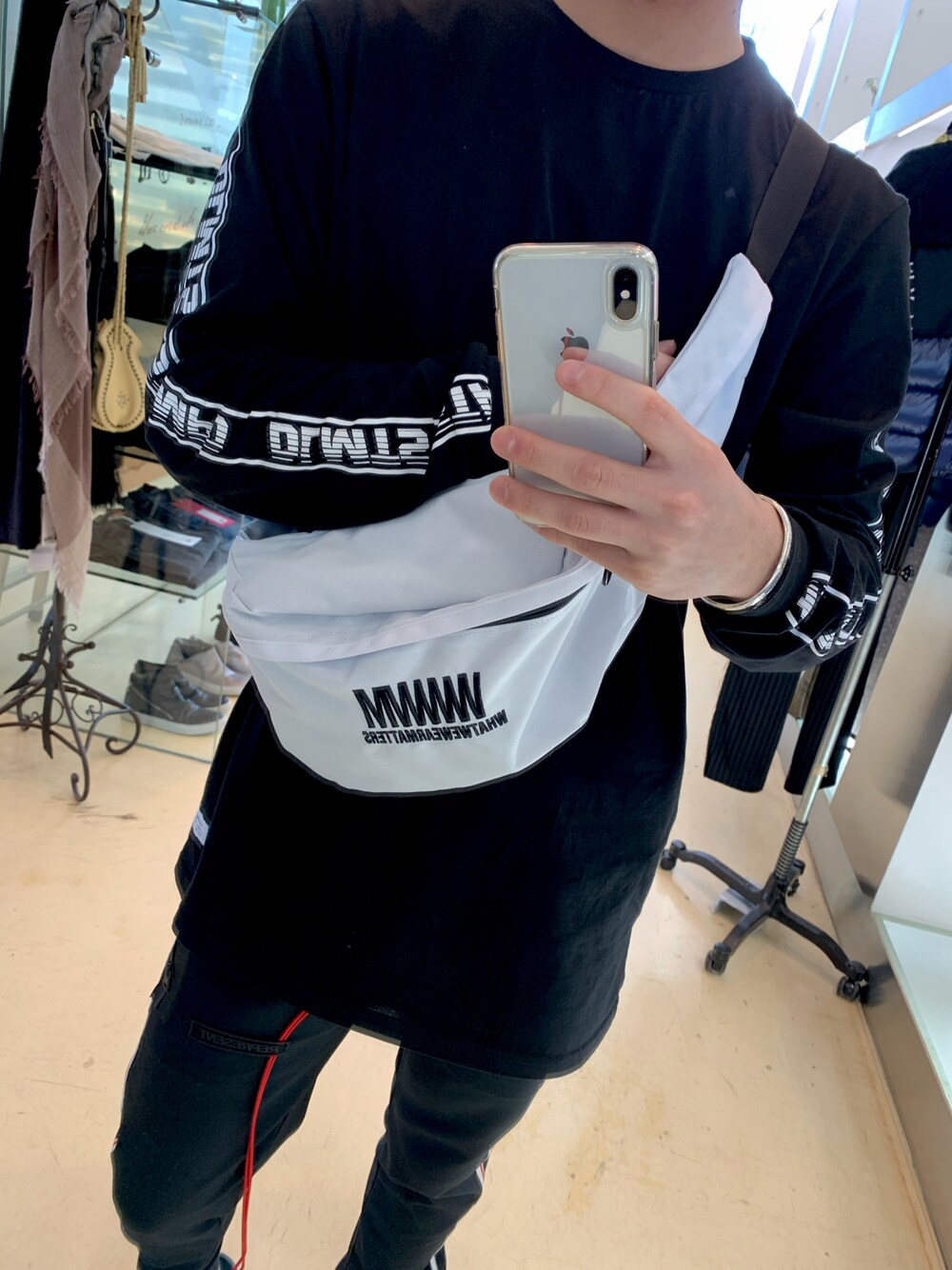 「休日スタイル、wwwm、STAMPD、REPRESENT、いいね、save、フォローお願いします🤑、フォローミー、オーバーサイズ、シンプル、おしゃれさんと繋がりたい」｜「REPRESENTのアイテム（パンツ、ブラック系）」を使った、たつやさん（メンズ・177cm）の冬コーディネートの1枚目の写真