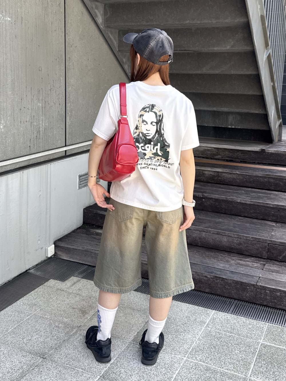 ホワイト系のTシャツ/カットソー、ブルー系のデニムパンツ、レッド系のショルダーバッグを着用したレディースの夏コーディネートの1枚目の写真
