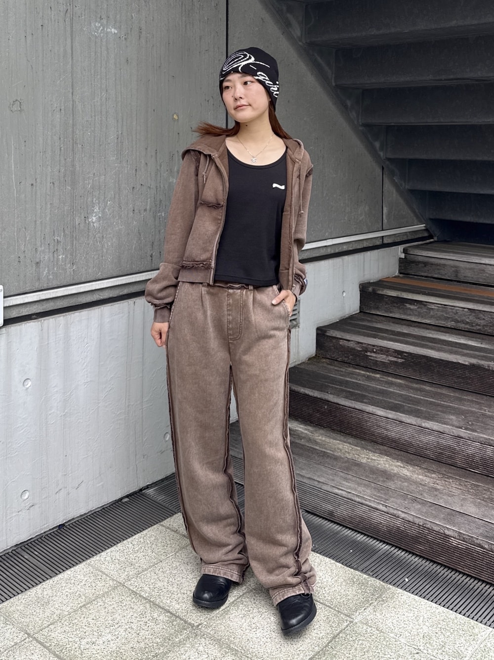スウェットパンツ（ブラウン系）を使った「スウェットセットアップ」の