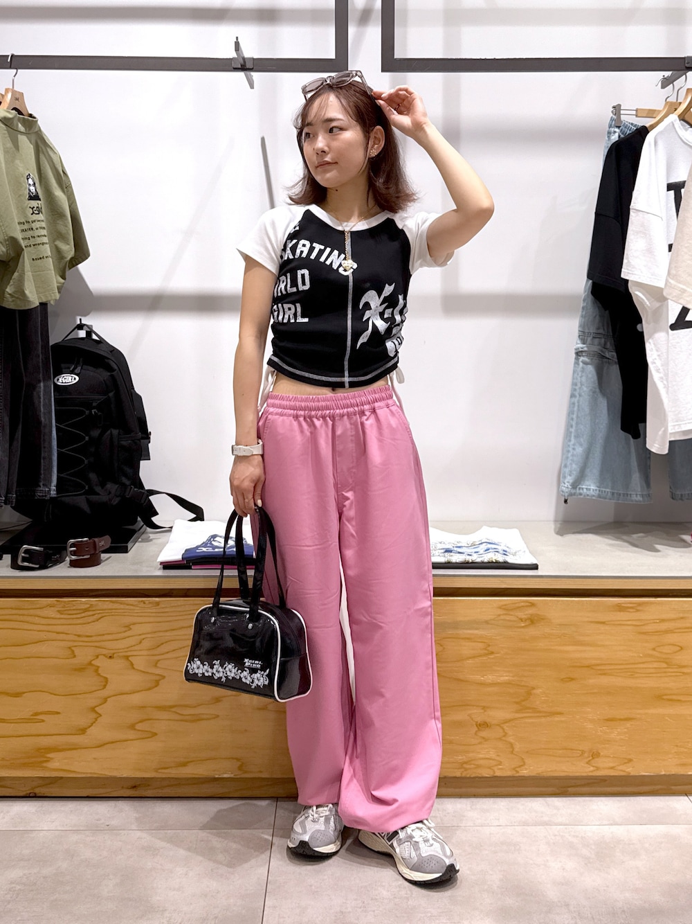 ブラック系のTシャツ/カットソー、ピンク系のその他パンツ、ブラック系のハンドバッグを着用したレディースの夏コーディネートの1枚目の写真