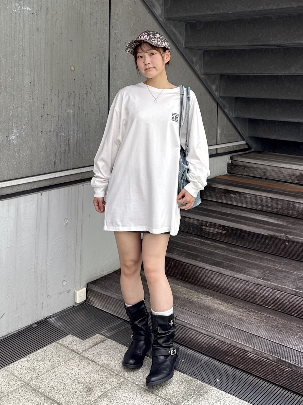 ホワイト系のワンピース、その他のスカート、ブルー系のハンドバッグを着用したレディースの夏コーディネートの1枚目の写真