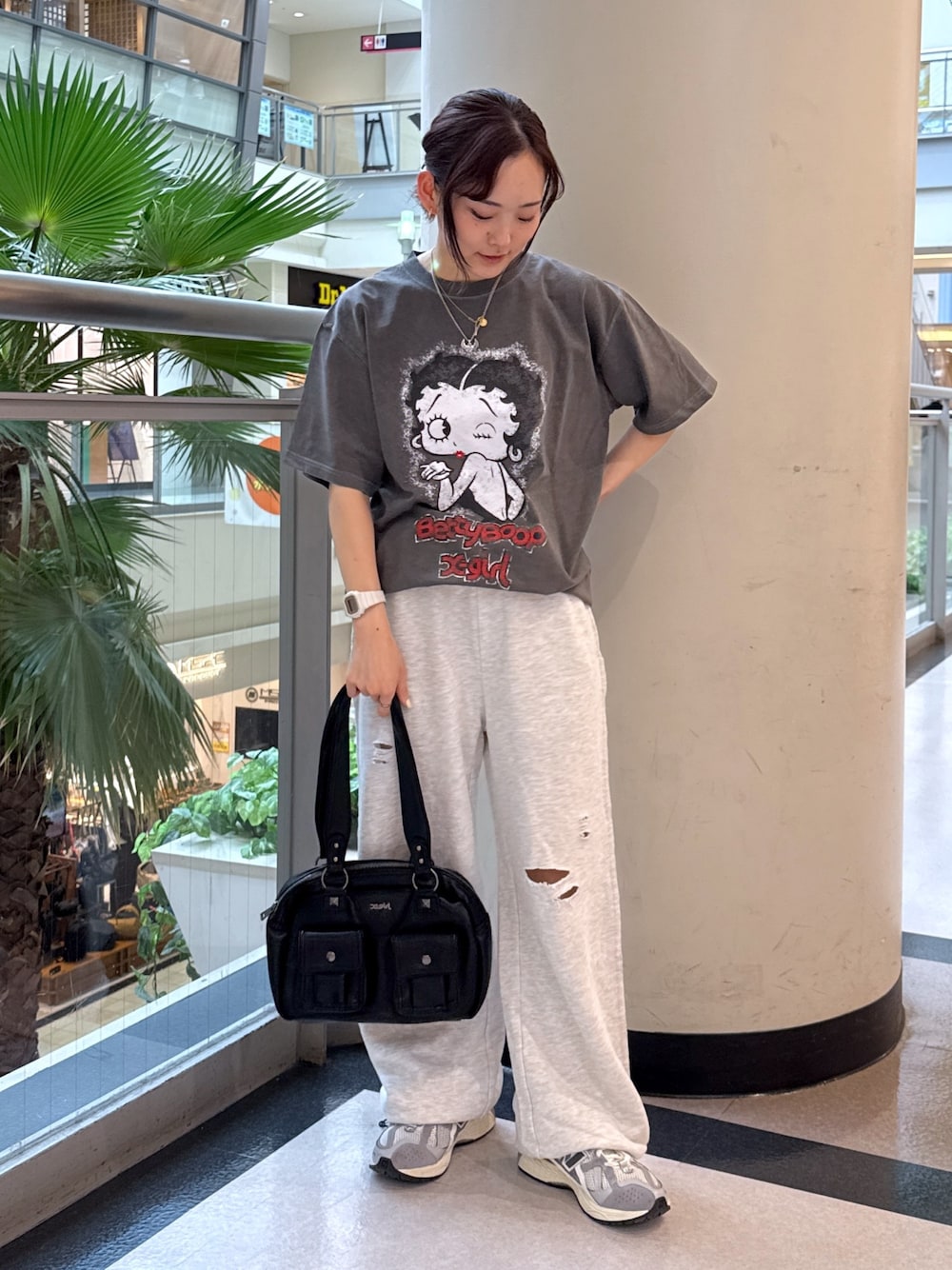 ブラック系のTシャツ/カットソー、グレー系のスウェットパンツ、ブラック系のハンドバッグを着用したレディースの夏コーディネートの1枚目の写真