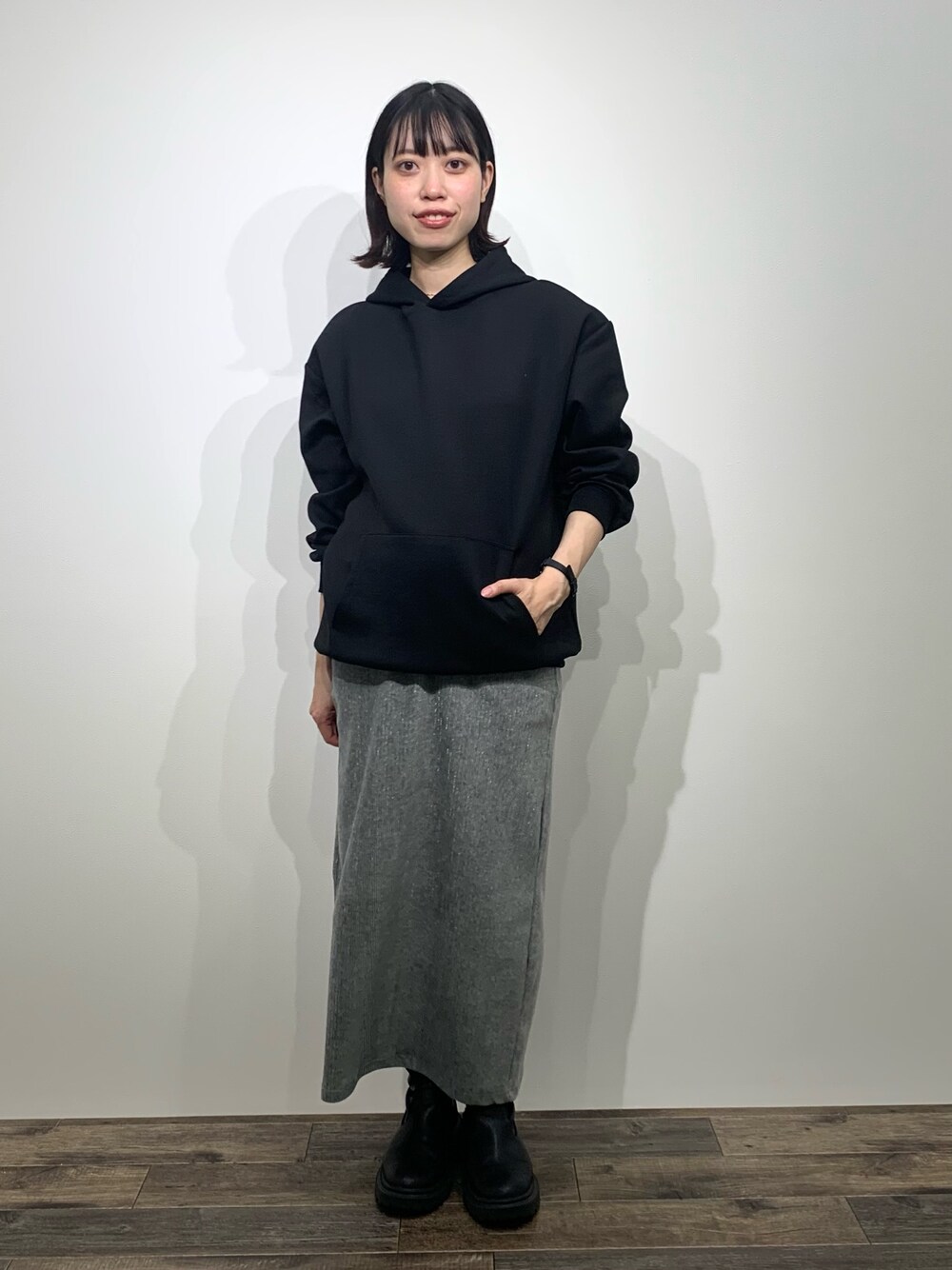 「センスオブプレイス、SENSEOFPLACE、アイテムズアーバンリサーチ、ITEMS URBANRESEARCH、骨格ウェーブ、イエベ春、パーカー、ラメスカート、ユニセックス」｜「ITEMS URBANRESEARCHのストレッチダンボール プルオーバーパーカー（パーカー、ブラック系）」を使った、mikiさん（レディース・155cm）の秋コーディネートの1枚目の写真