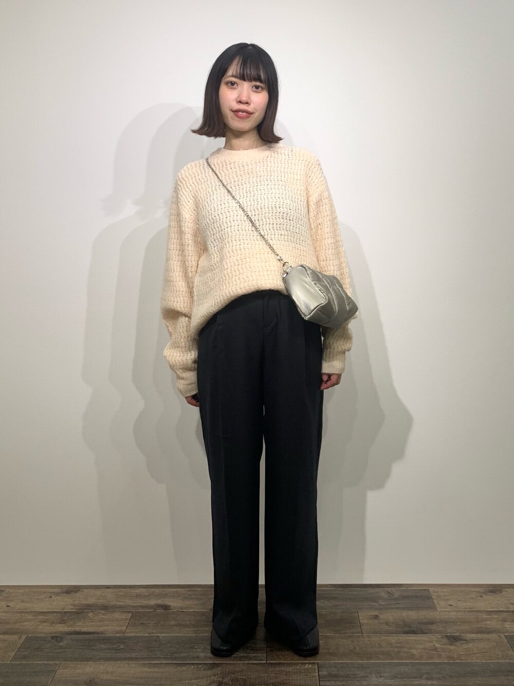 「センスオブプレイス、SENSEOFPLACE、骨格ウェーブ、イエベ春、ゆるニット、スラックス、ユニセックス」｜「SENSE OF PLACE by URBAN RESEARCHの『ユニセックス』ローゲージカラーニット（ニット/セーター、ホワイト系）」を使った、mikiさん（レディース・155cm）の秋コーディネートの1枚目の写真