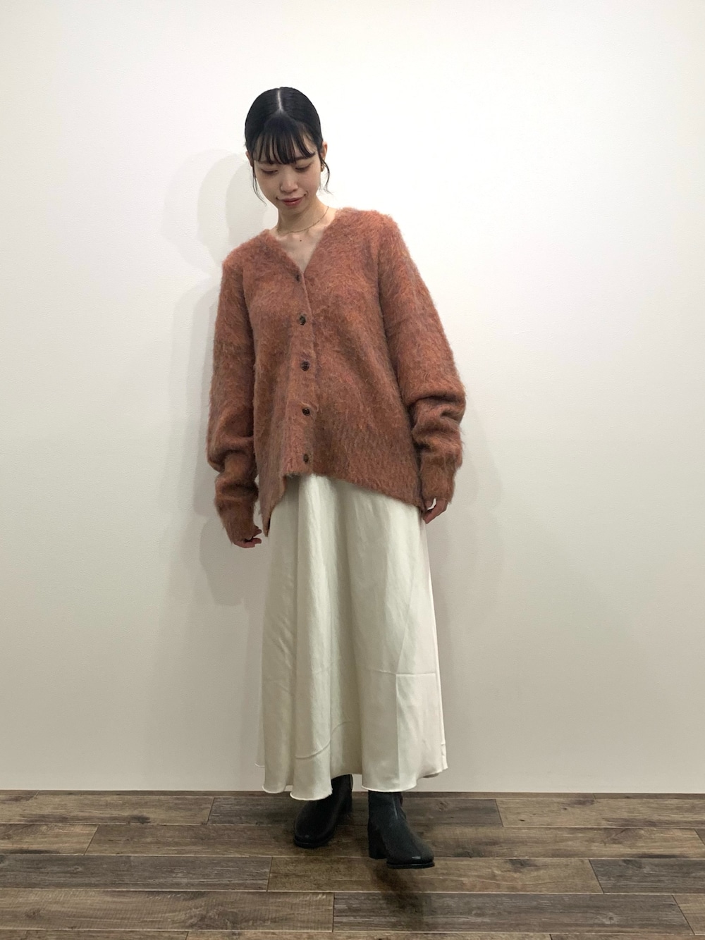 「センスオブプレイス、SENSEOFPLACE、骨格ウェーブ、イエベ春、シャギーカーディガン、サテンスカート」｜「SENSE OF PLACE by URBAN RESEARCHのシャギールーズカーディガン（カーディガン/ボレロ、オレンジ系）」を使った、mikiさん（レディース・155cm）の秋コーディネートの1枚目の写真