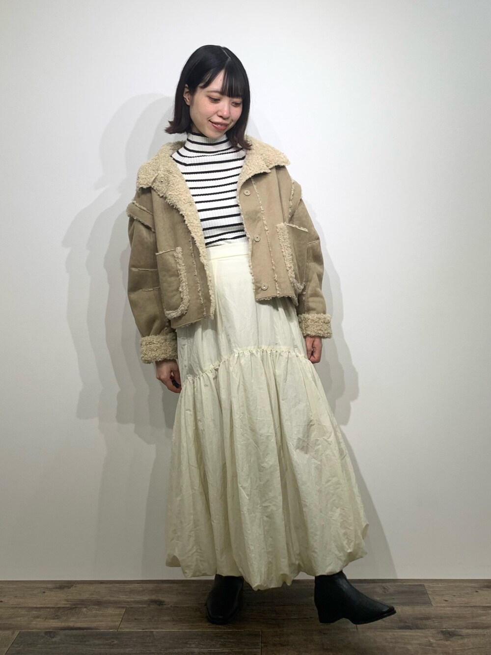 「センスオブプレイス、SENSEOFPLACE、ケービーエフ(KBF)、KBF、骨格ウェーブ、イエベ春、ムートンコート、バルーンスカート、ハイネックニット、デートコーデ」｜「SENSE OF PLACE by URBAN RESEARCHの『再入荷予定カラー』『柴田ひかりさん着用』ストレッチリブハイネックセーター（ニット/セーター、ホワイト系）」を使った、mikiさん（レディース・155cm）の秋コーディネートの1枚目の写真