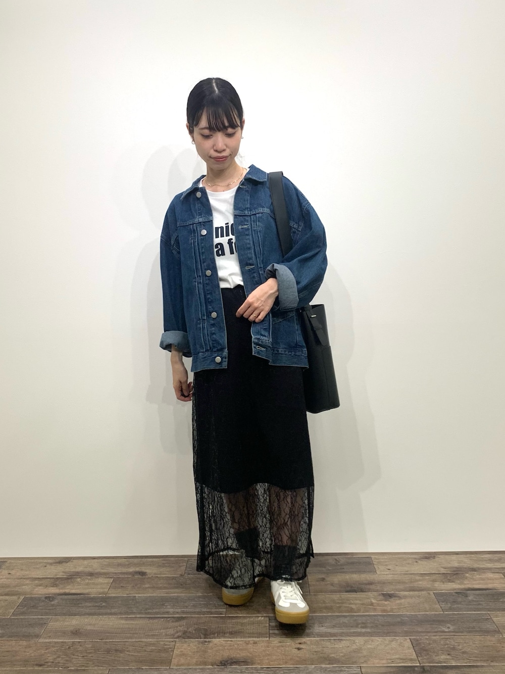 「センスオブプレイス、SENSEOFPLACE、ITEMS URBANRESEARCH、アイテムズアーバンリサーチ、デニムジャケット、レーススカート、ロゴT、骨格ウェーブ、イエベ春」｜「SENSE OF PLACE by URBAN RESEARCHのヴィンテージライクデニムジャケット（デニムジャケット、ブルー系）」を使った、mikiさん（レディース・155cm）の秋コーディネートの1枚目の写真