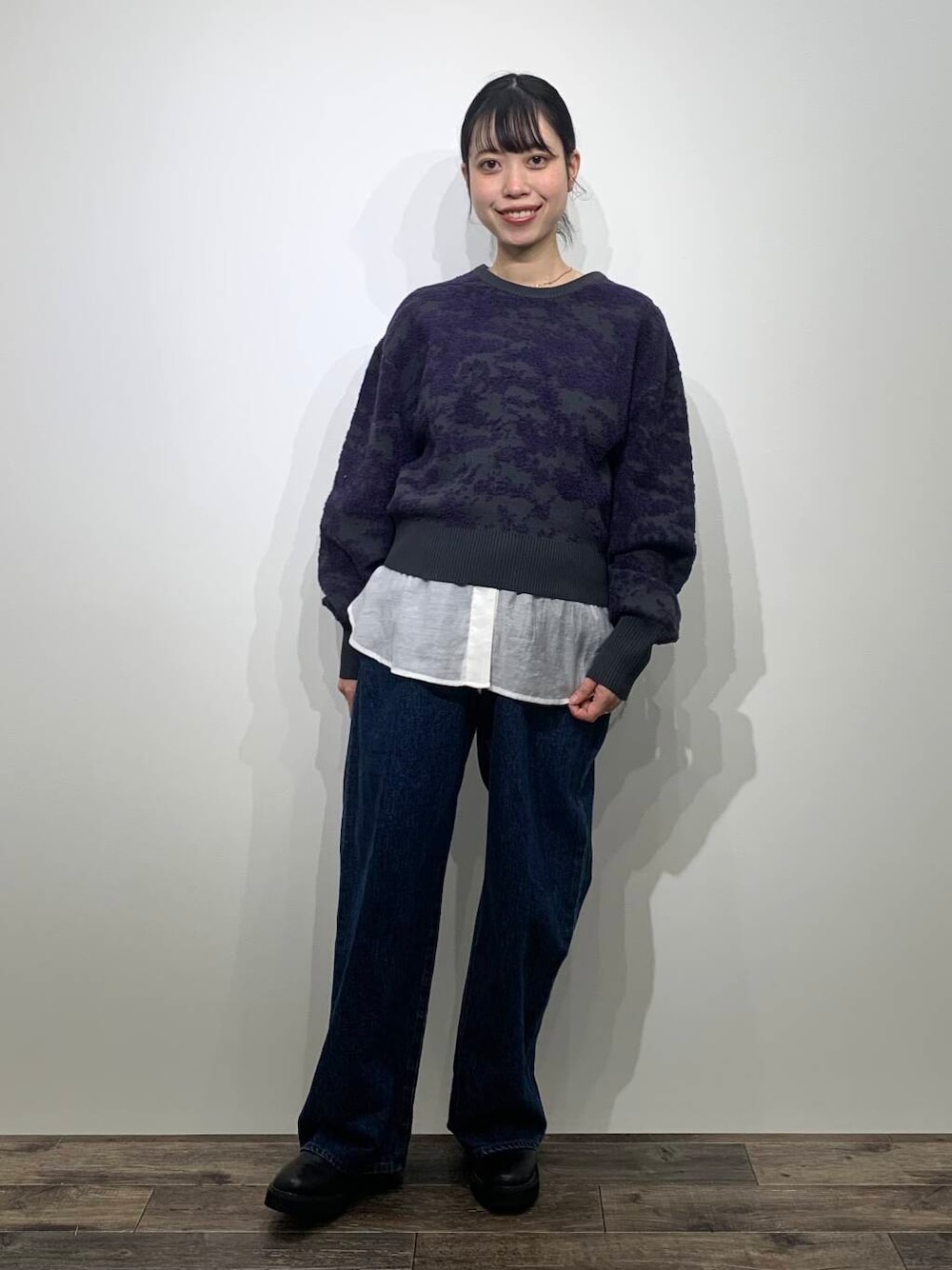 ブルー系のデニムパンツ、ブラック系のブーツ、ホワイト系のシャツ/ブラウスを着用したレディースの冬コーディネートの1枚目の写真