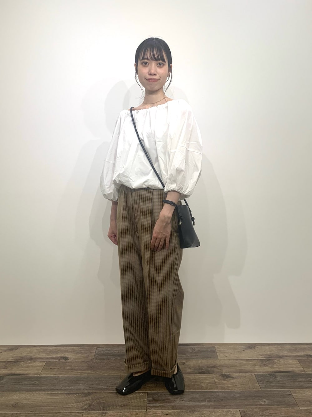 「SENSEOFPLACE、センスオブプレイス、骨格ウェーブ、イエベ春、秋コーデ、チェックパンツ」｜「SENSE OF PLACE by URBAN RESEARCHの『TALLサイズ/WEB限定』センタープレスストレートパンツ（スラックス、ブラウン系）」を使った、mikiさん（レディース・155cm）の夏コーディネートの1枚目の写真