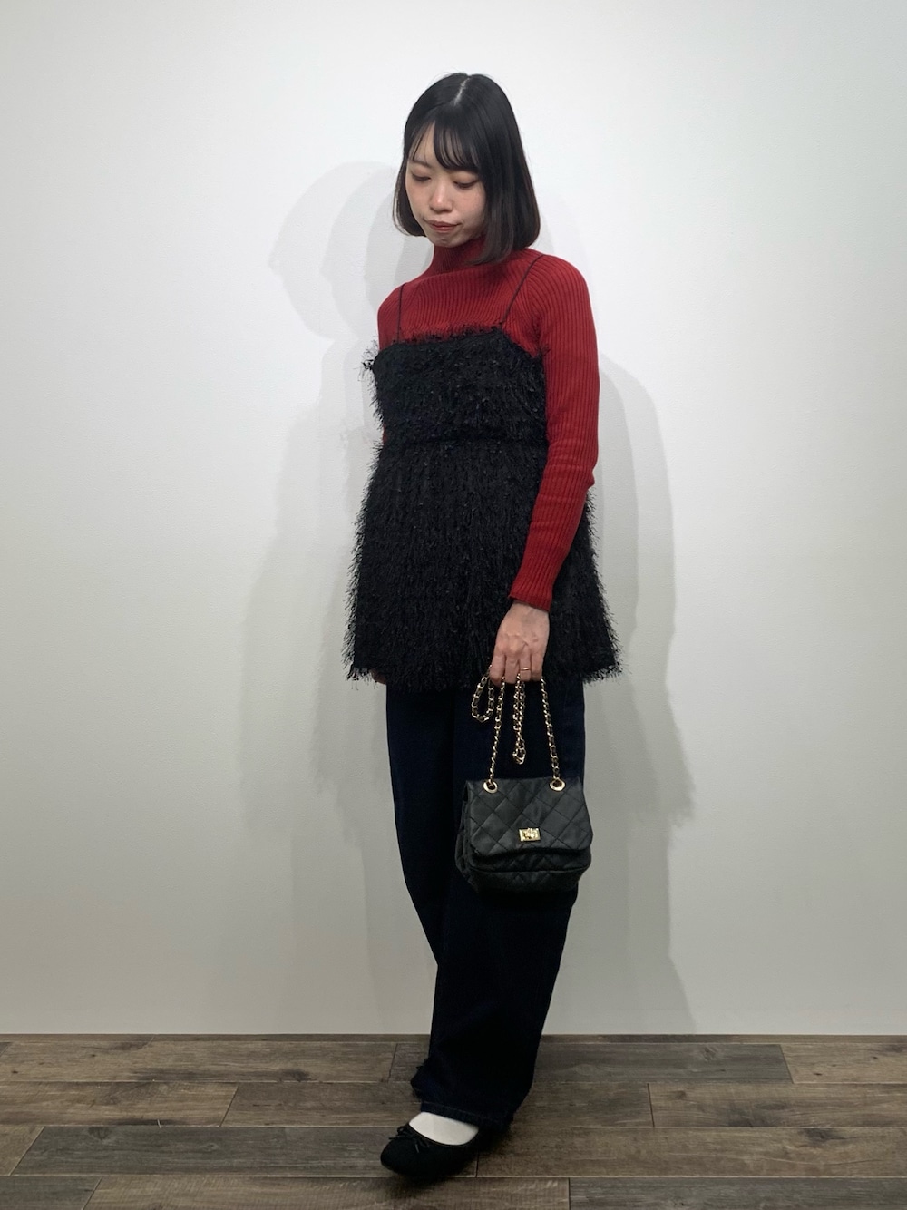 「センスオブプレイス、SENSEOFPLACE、ロデスコ、RODE SKO、骨格ウェーブ、イエベ春、赤ニット、カーブパンツ、ビスチェ」｜「SENSE OF PLACE by URBAN RESEARCHの『柴田ひかりさん着用』ストレッチリブハイネックセーター（ニット/セーター、レッド系）」を使った、mikiさん（レディース・155cm）の冬コーディネートの1枚目の写真