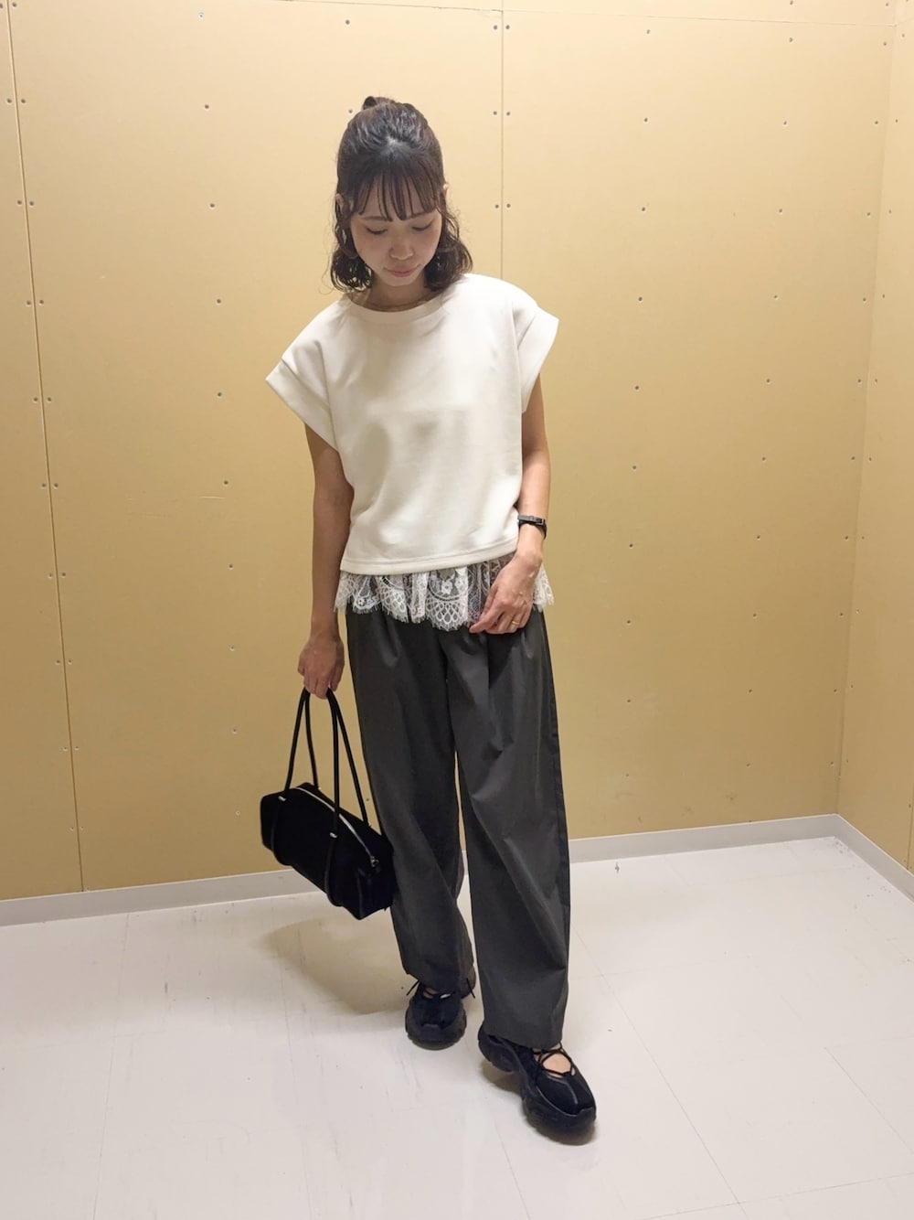 ホワイト系のタンクトップ、ホワイト系のTシャツ/カットソー、グレー系のその他パンツを着用したレディースの夏コーディネートの1枚目の写真