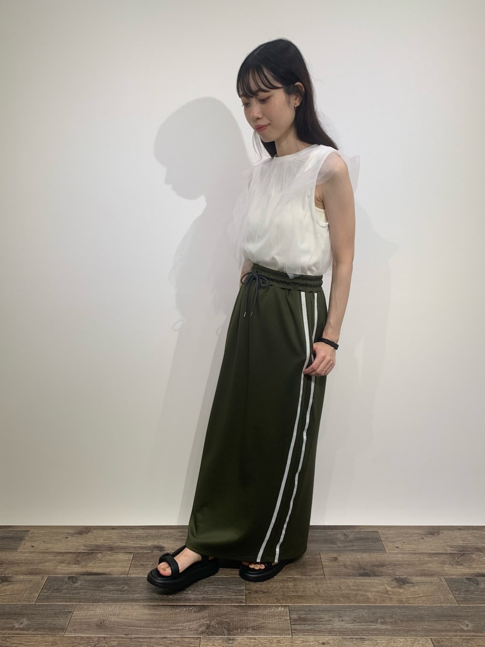 「センスオブプレイス、SENSEOFPLACE、ロデスコ、RODE SKO、骨格ウェーブ、イエベ春」｜「SENSE OF PLACE by URBAN RESEARCHのラメラインスカート（スカート、グリーン系）」を使った、mikiさん（レディース・155cm）の夏コーディネートの1枚目の写真