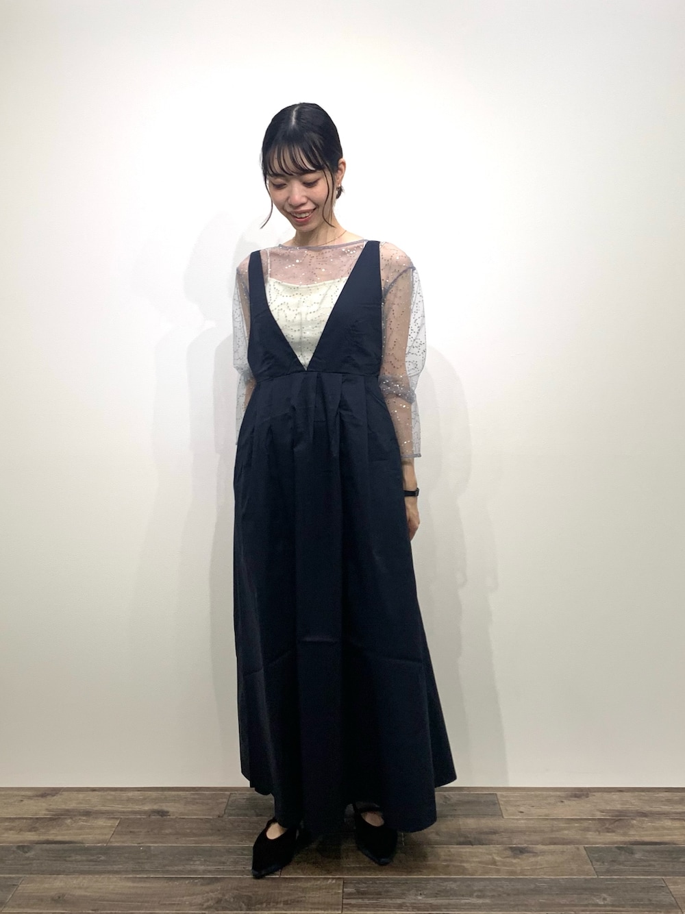 「SENSEOFPLACE、センスオブプレイス、KBF、ケービーエフ(KBF)、骨格ウェーブ、イエベ春、ジャンパースカート、スパンコール、ワントーンコーデ」｜「SENSE OF PLACE by URBAN RESEARCHのベロアポインテッドシューズ（パンプス、ブルー系）」を使った、mikiさん（レディース・155cm）の秋コーディネートの1枚目の写真